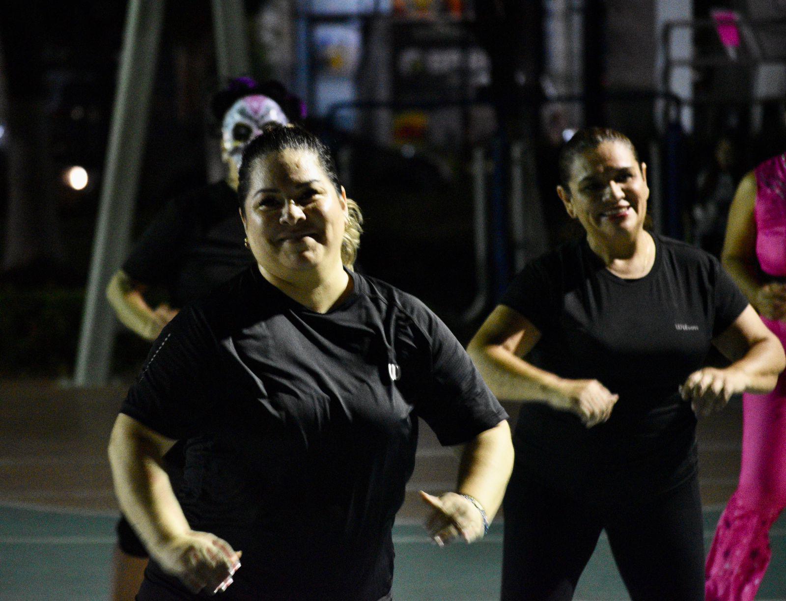 $!Con disfraces y música celebran al instructor Guillermo Mendoza