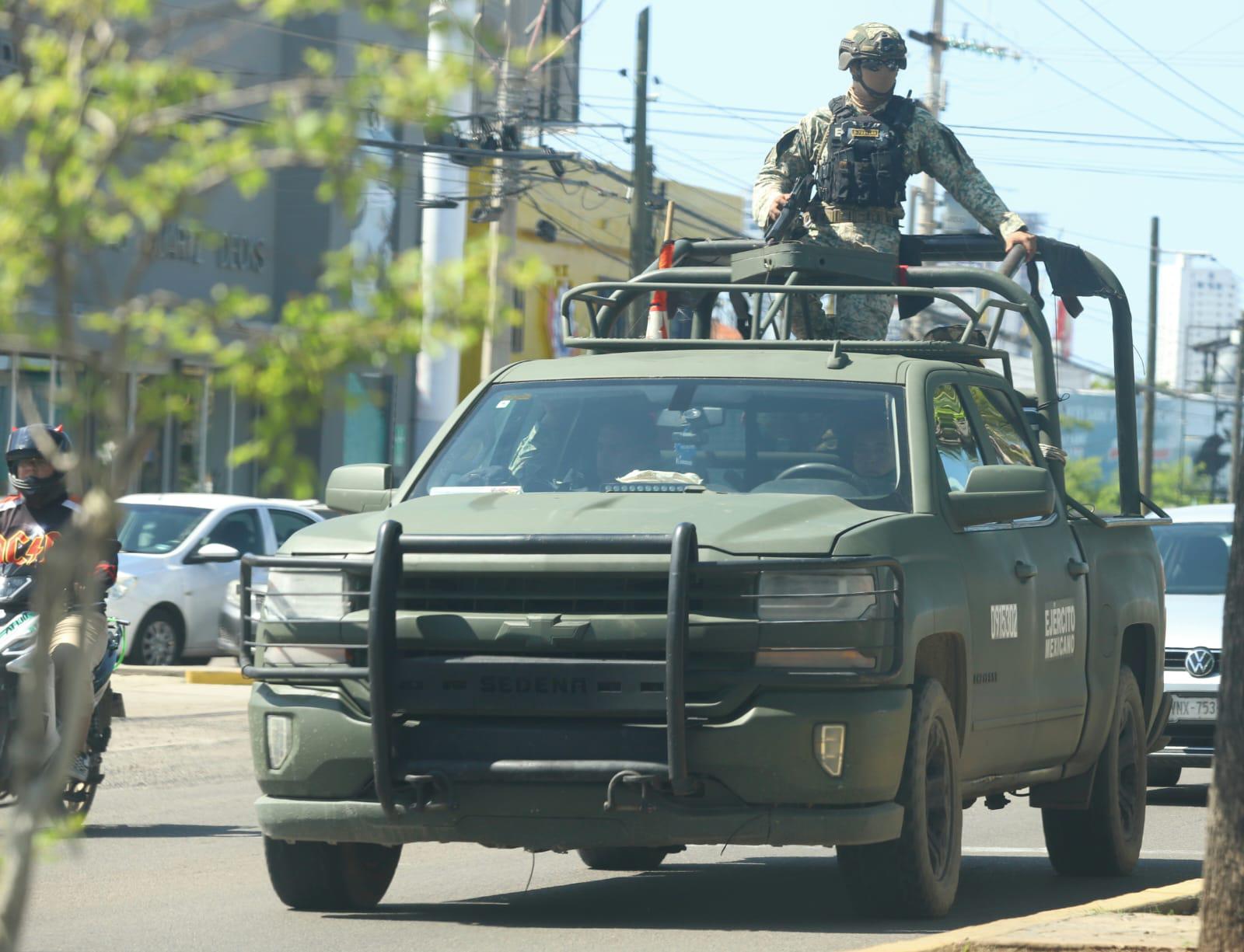$!Mantiene Ejército Mexicano vigilancia a pie y con tanqueta en el Centro de Mazatlán