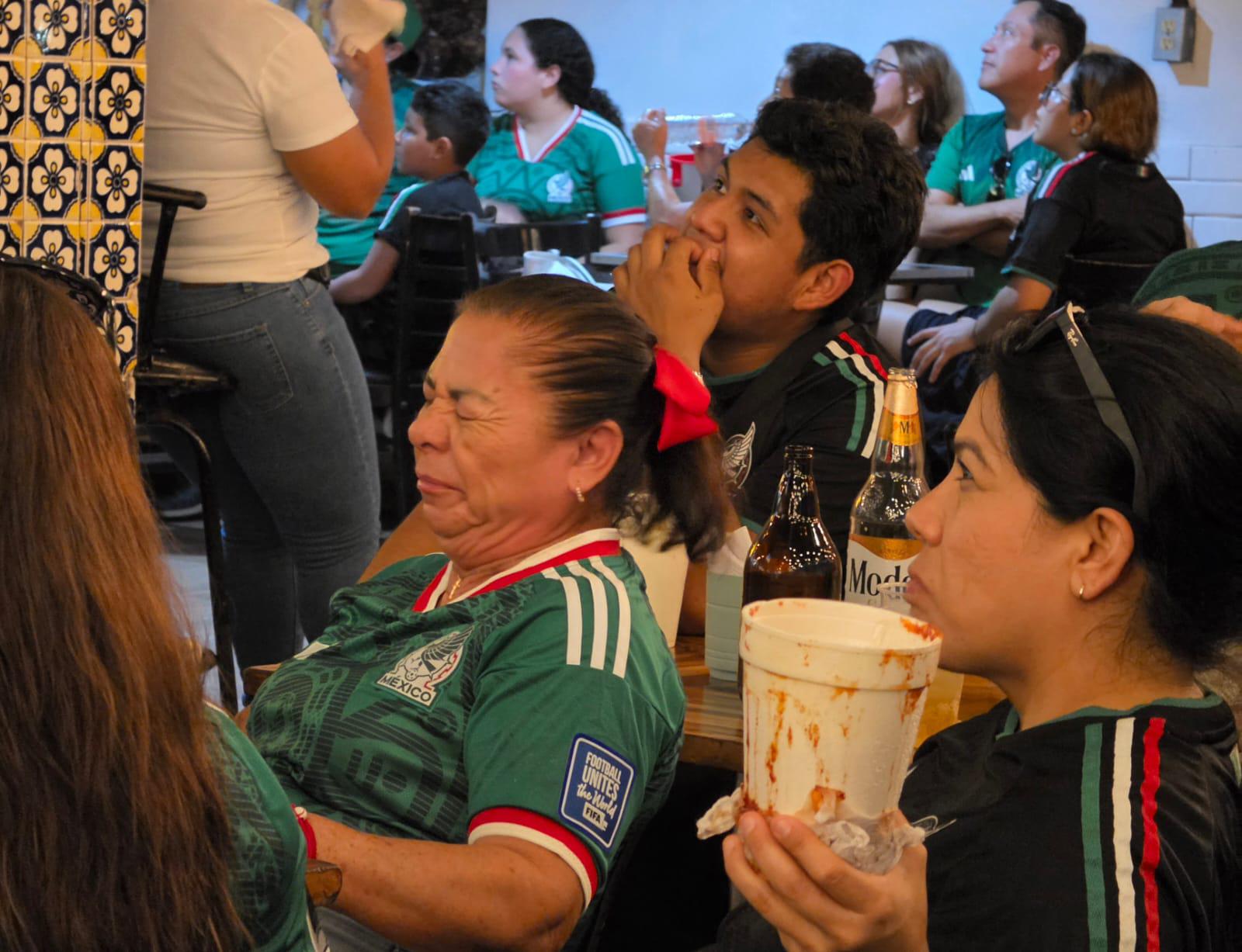 $!Presencian ya comensales y aficionados partido entre México contra Ecuador en restaurantes del Centro Histórico