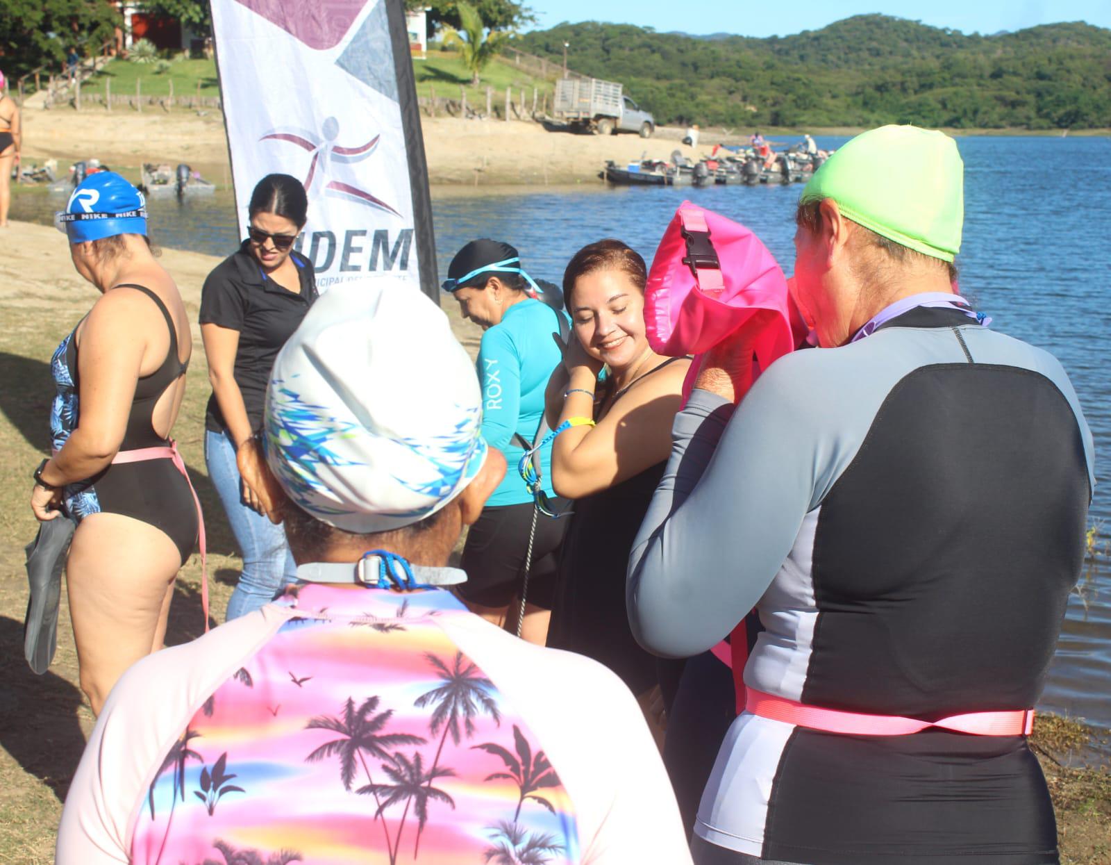 $!Disfrutan nadadores mazatlecos de la presa Picachos