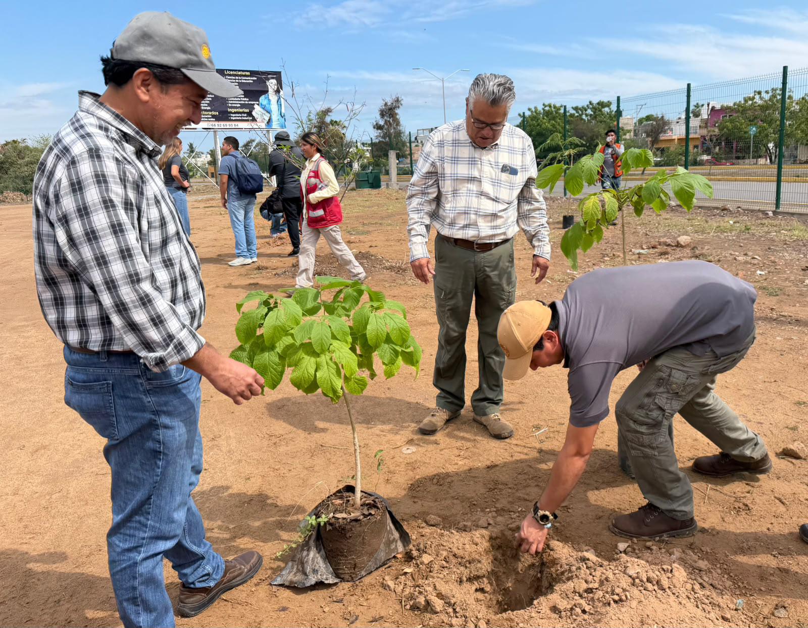 $!Plantan 30 árboles nativos junto al Estero del Infiernillo por el Día Nacional del Árbol