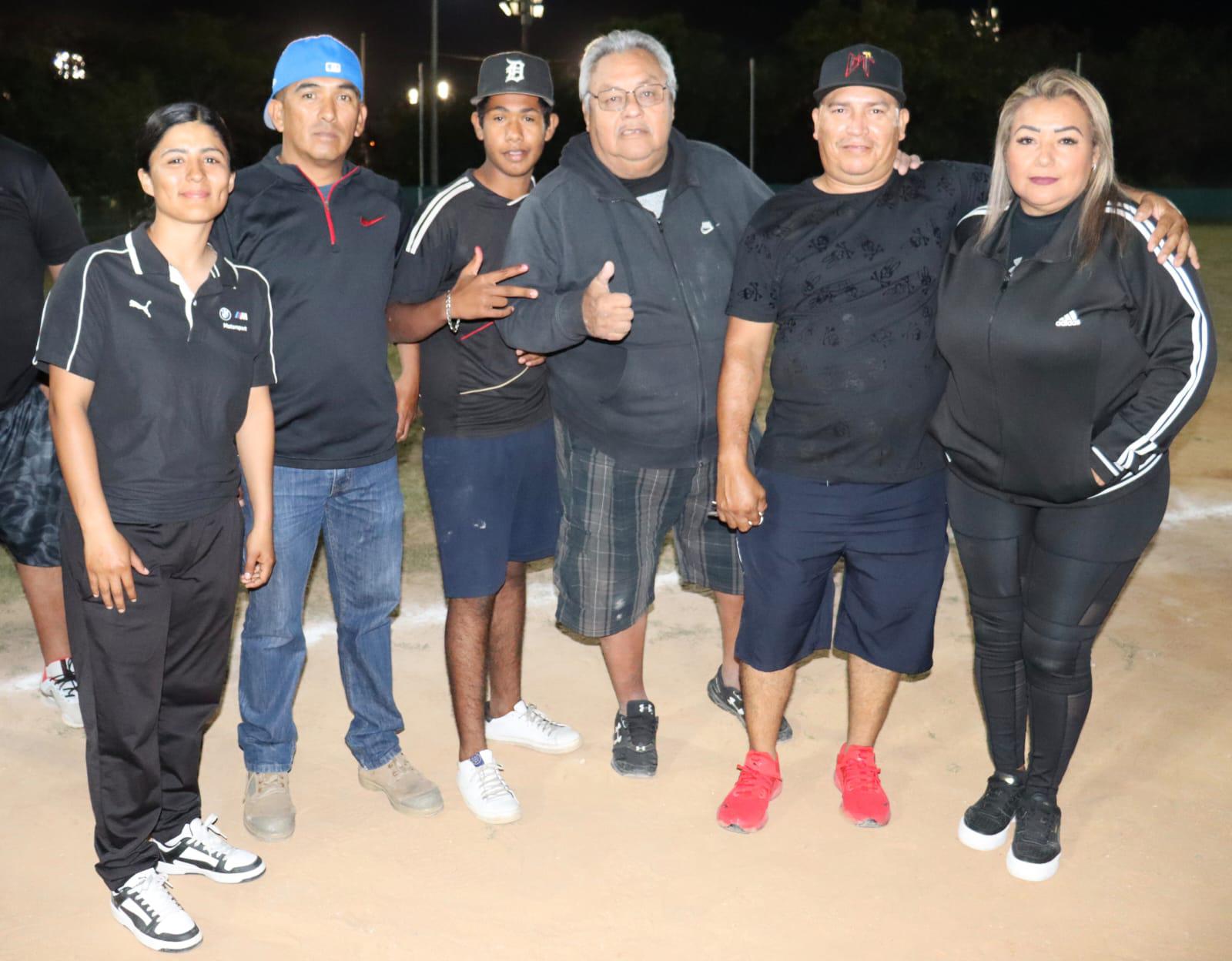 $!Premian e inauguran en la Liga de Softbol Imdem