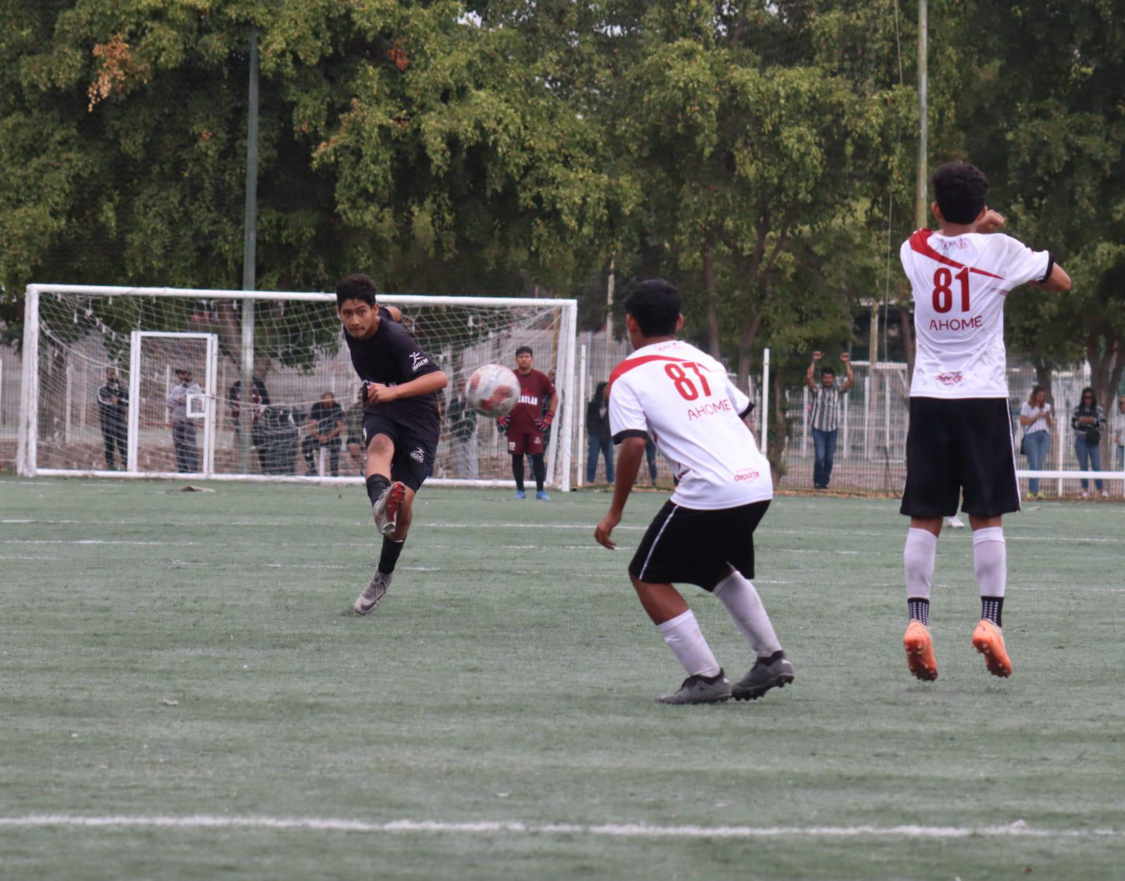 $!¡Históricos! Mazatlán se cuelga dos oros en estatal de futbol varonil