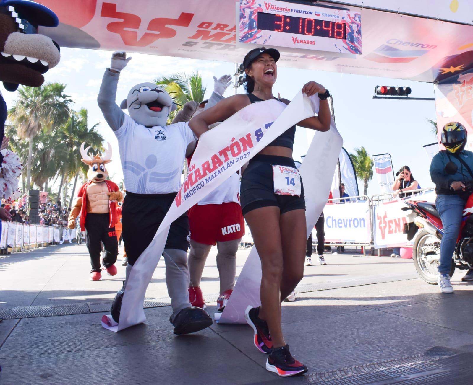 $!Navolatense Iliana Yee se saca la espina y gana el Maratón Pacífico