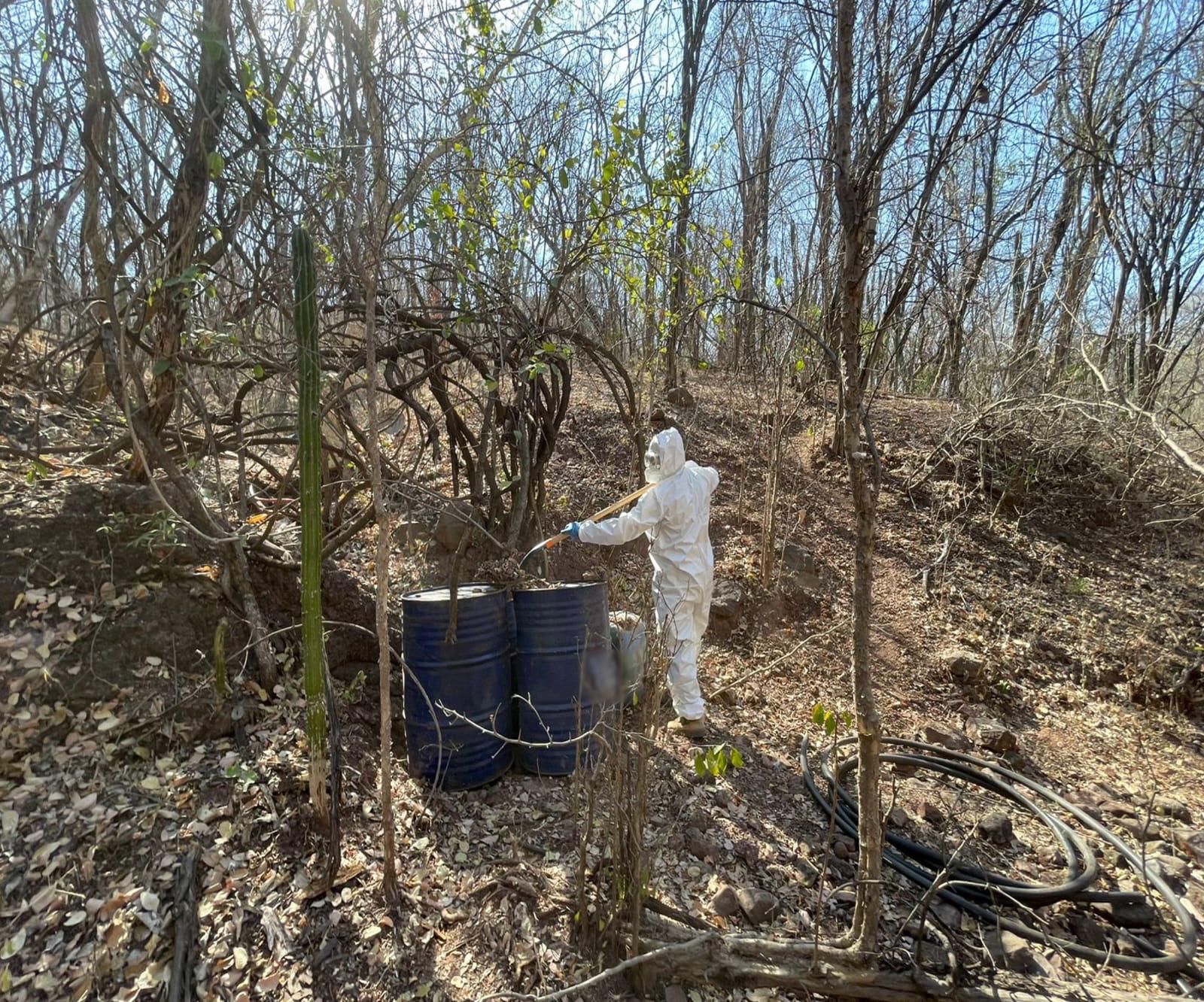 $!Incautan mil 715 litros de sustancias para elaboración de metanfetamina, en Culiacán