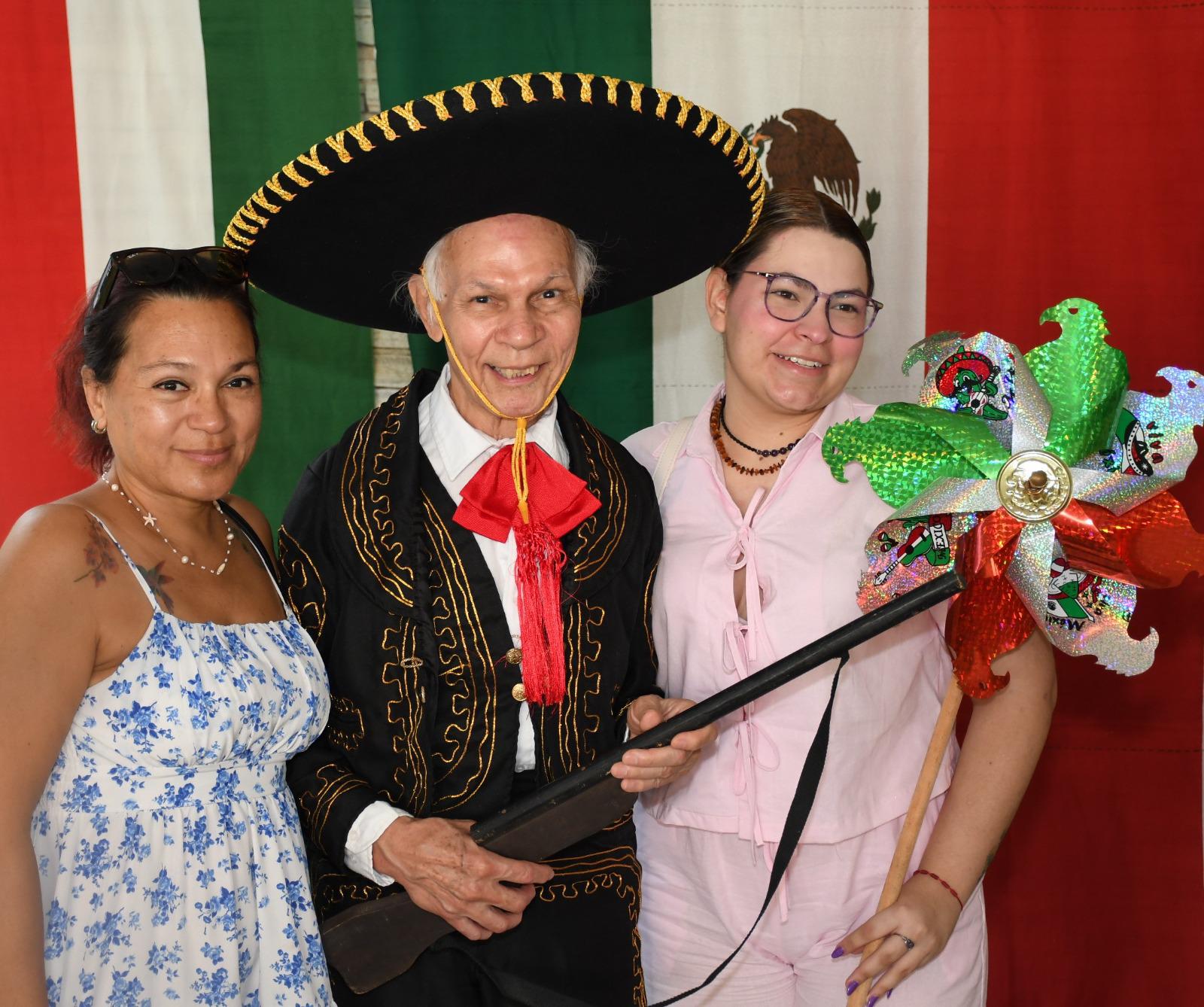 $!Ignacio Bernal entre sus hijas.