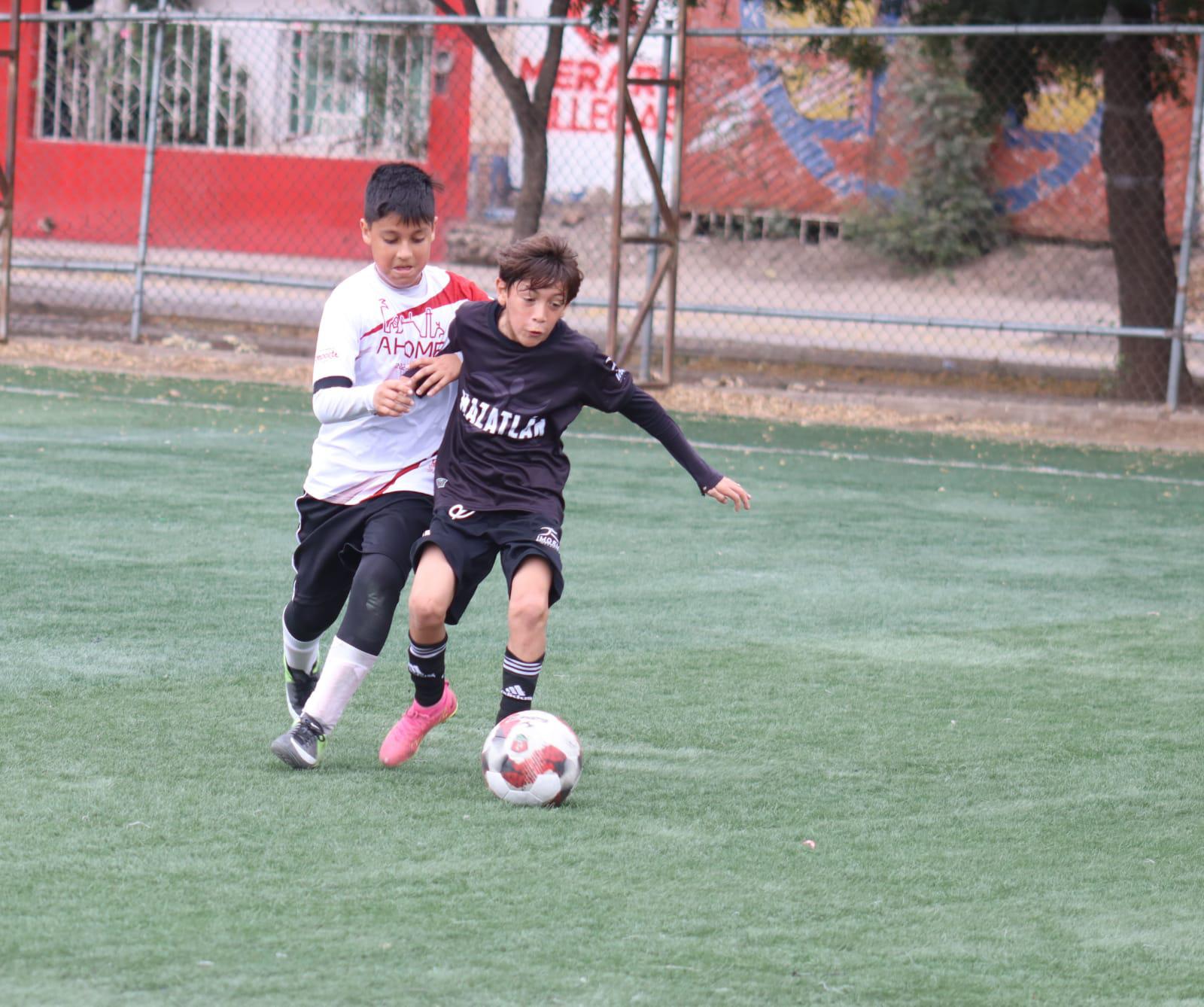 $!¡Históricos! Mazatlán se cuelga dos oros en estatal de futbol varonil