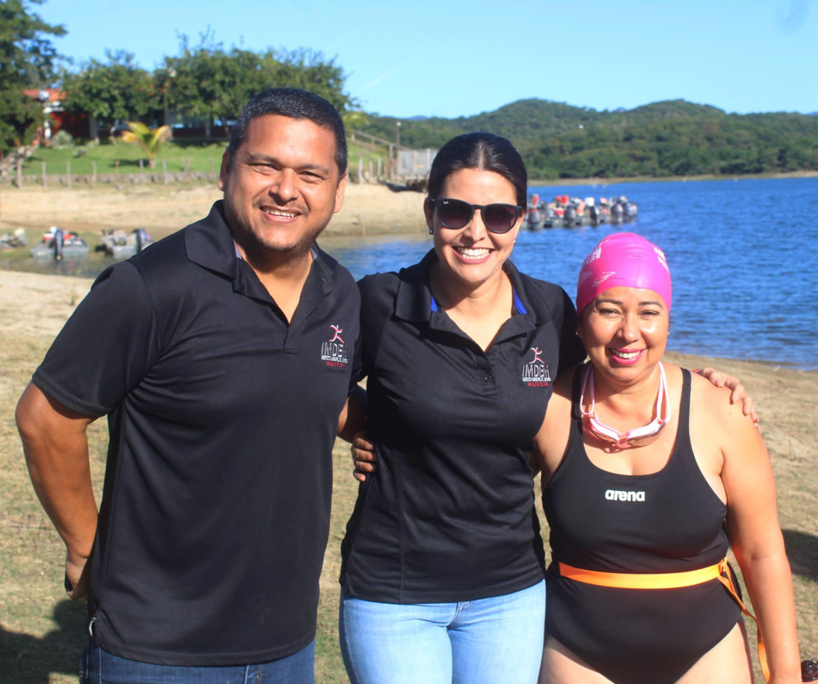 $!Disfrutan nadadores mazatlecos de la presa Picachos