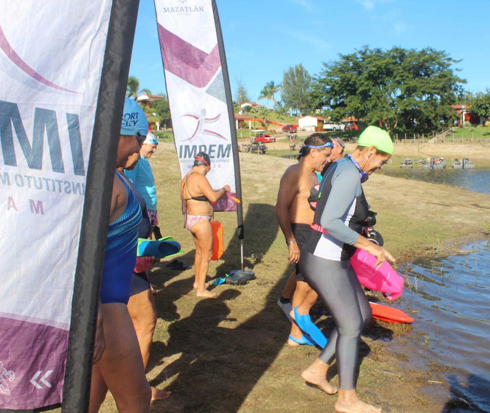 $!Disfrutan nadadores mazatlecos de la presa Picachos