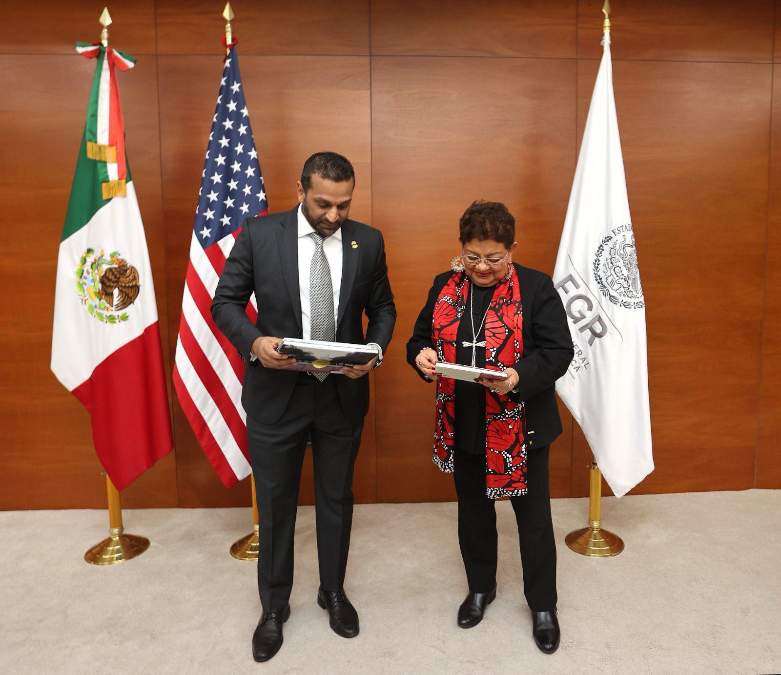 $!Funcionarios de seguridad de México se reúnen con director del FBI; se lleva a dos detenidos