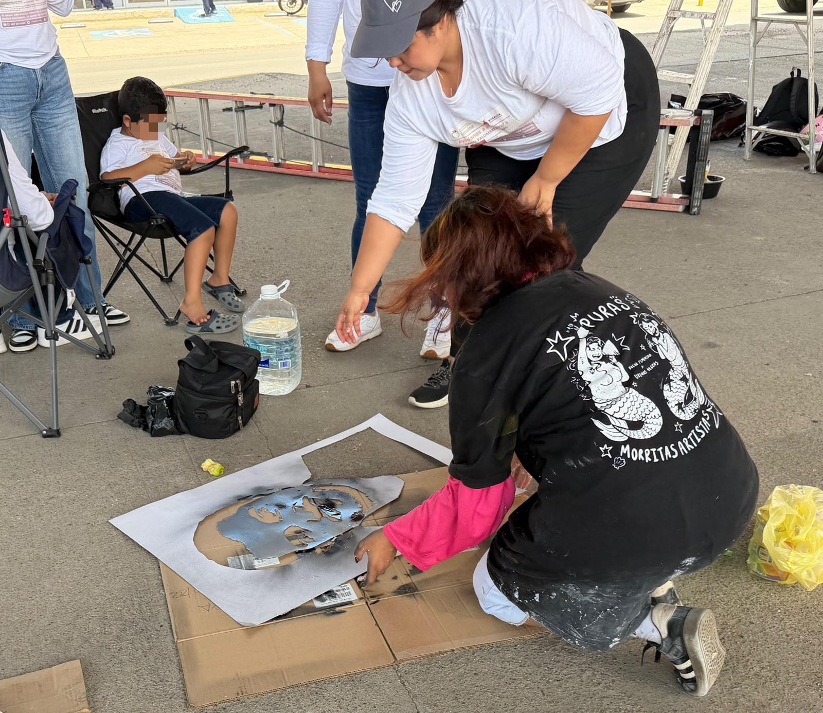 $!Suman 4 rostros más a mural de personas desaparecidas en Mazatlán