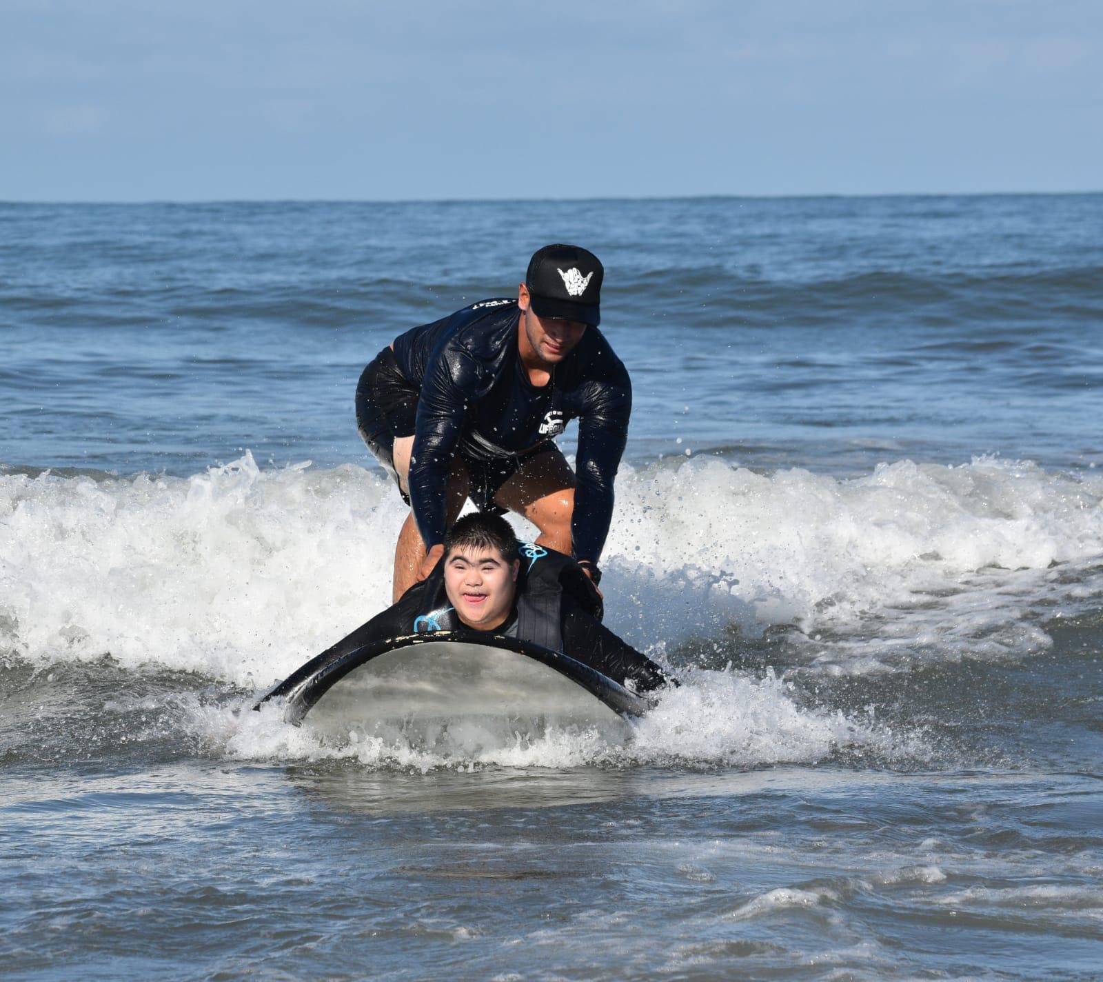 $!Decenas de niños con discapacidad asisten a la clínica de surfing en Mazatlán