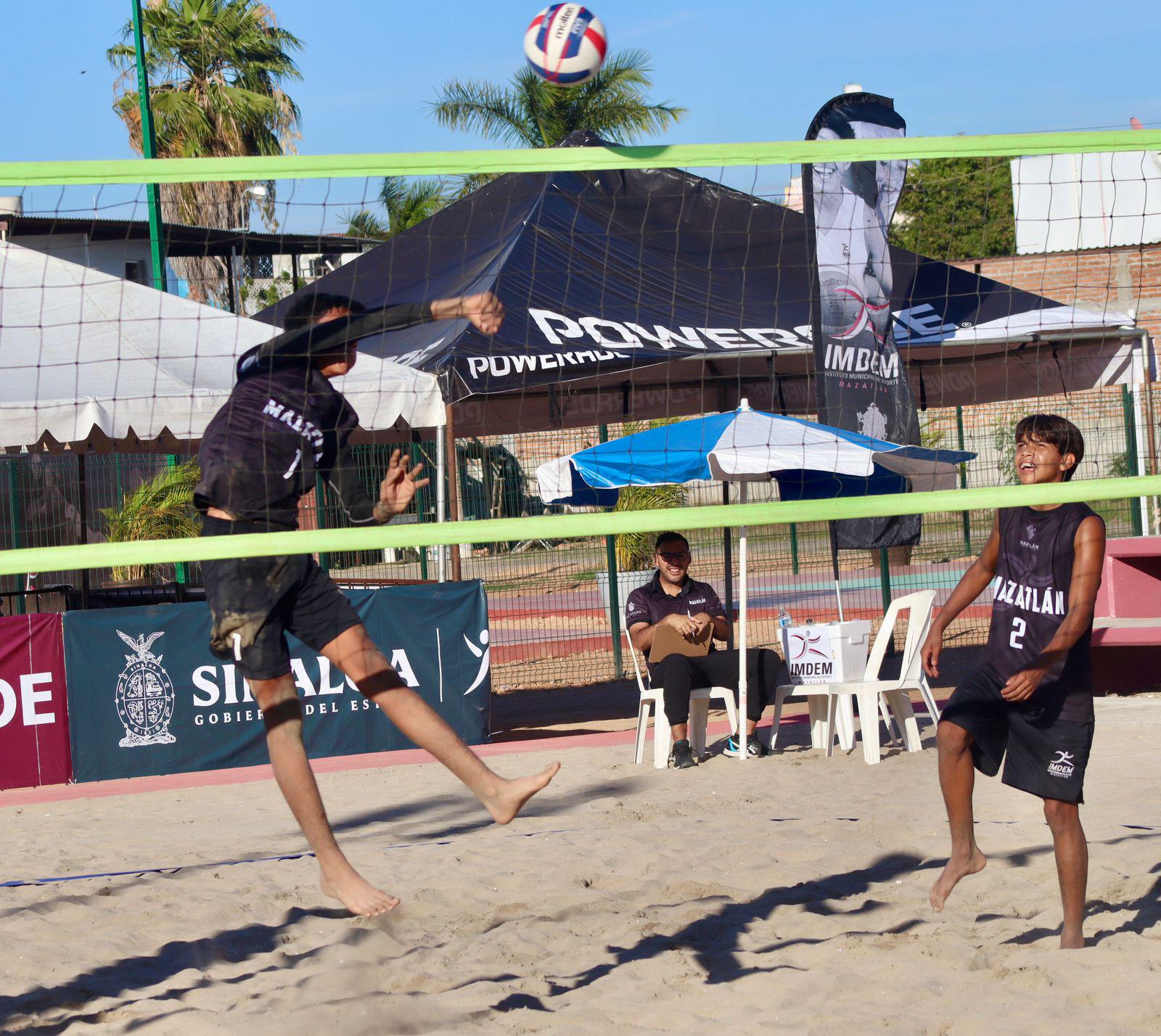 $!Inician Aby Rodríguez e Ivette Carrillo con el pie derecho el estatal de voleibol de playa