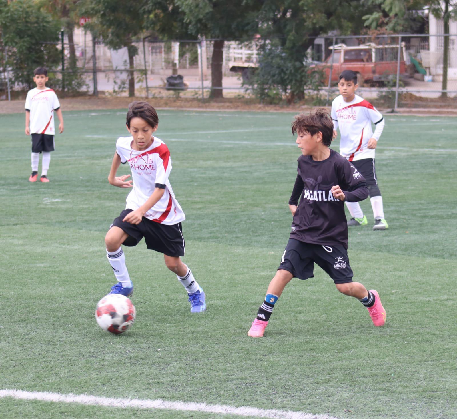 $!¡Históricos! Mazatlán se cuelga dos oros en estatal de futbol varonil