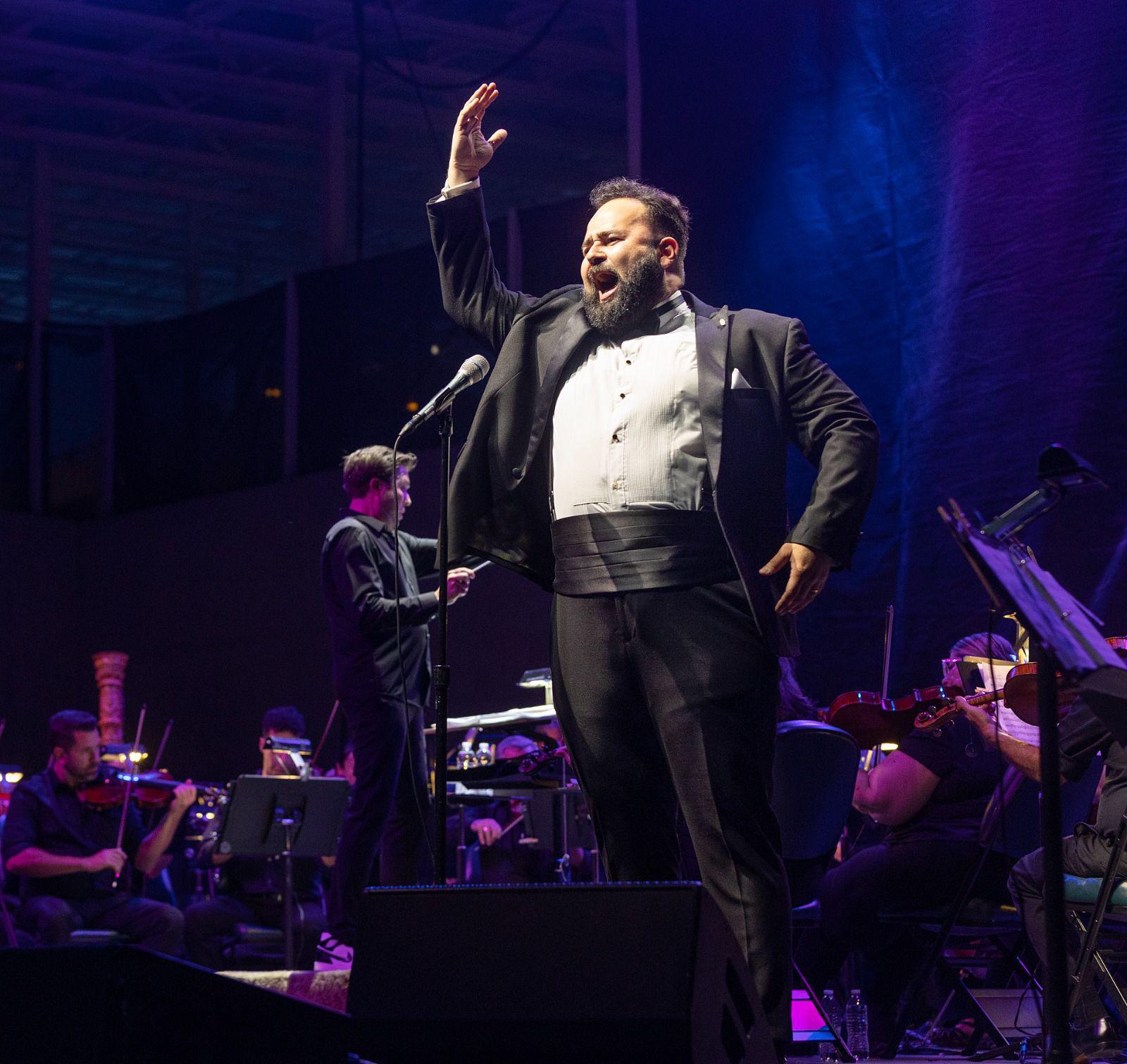 $!El tenor Jorge Echeagaray invita a la comunidad a disfrutar de la música y apoyar la causa de la Parroquia Cristo Rey.