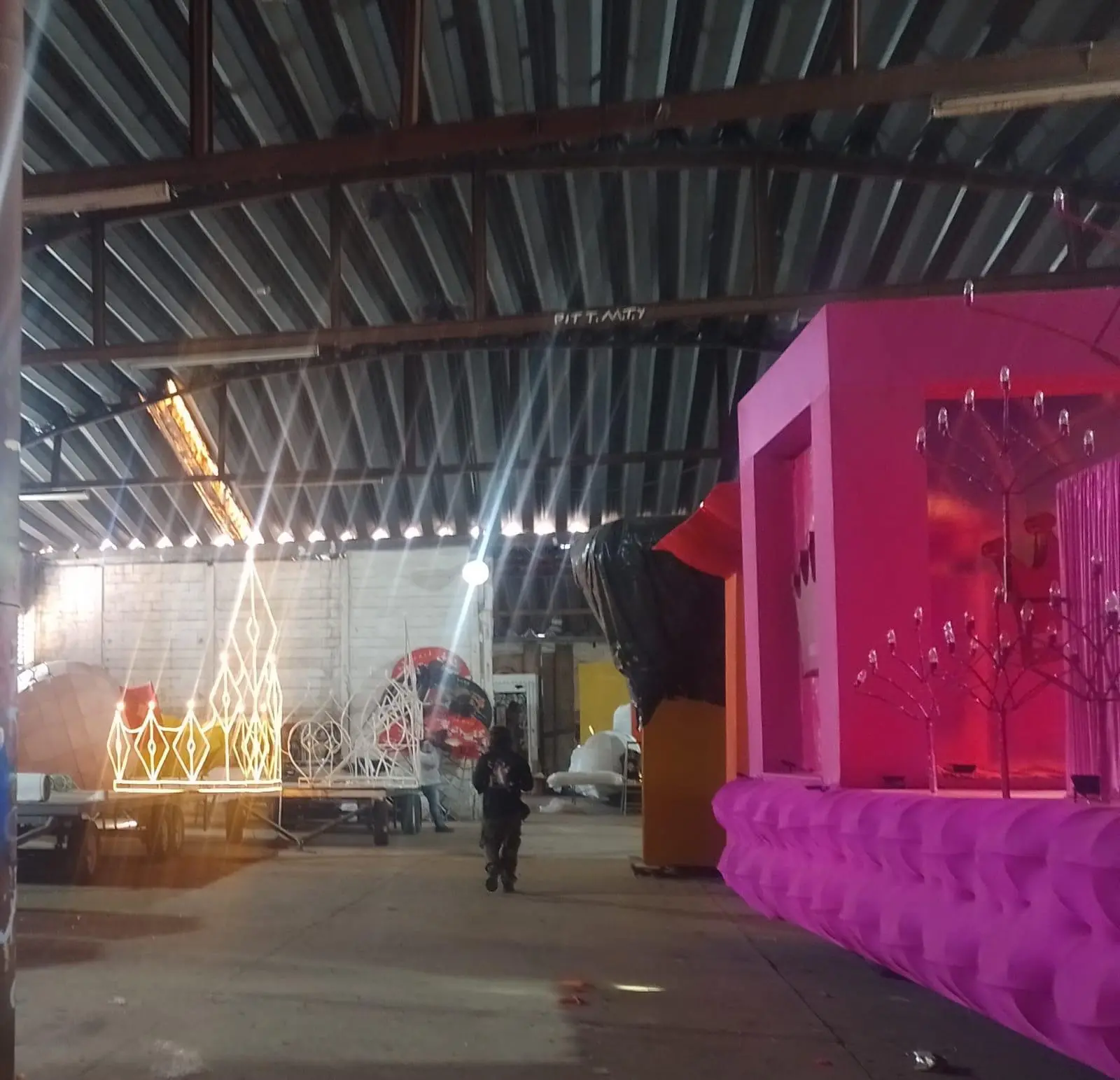 $!Carros luminosos están listos para brillar durante el desfile del Carnaval de Mazatlán