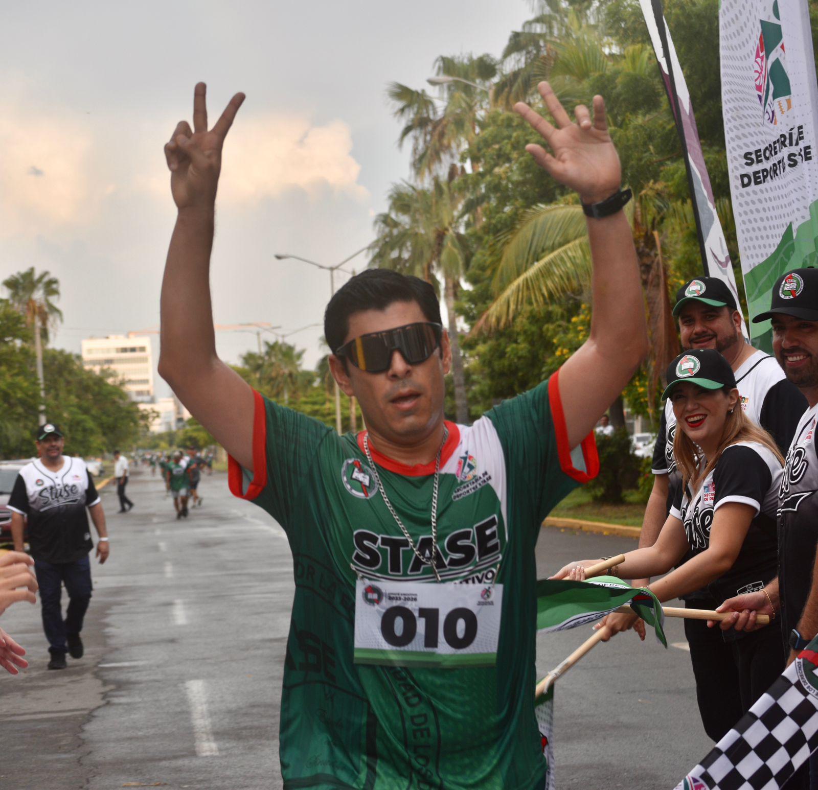 $!Madrugan servidores públicos para celebrar con caminata