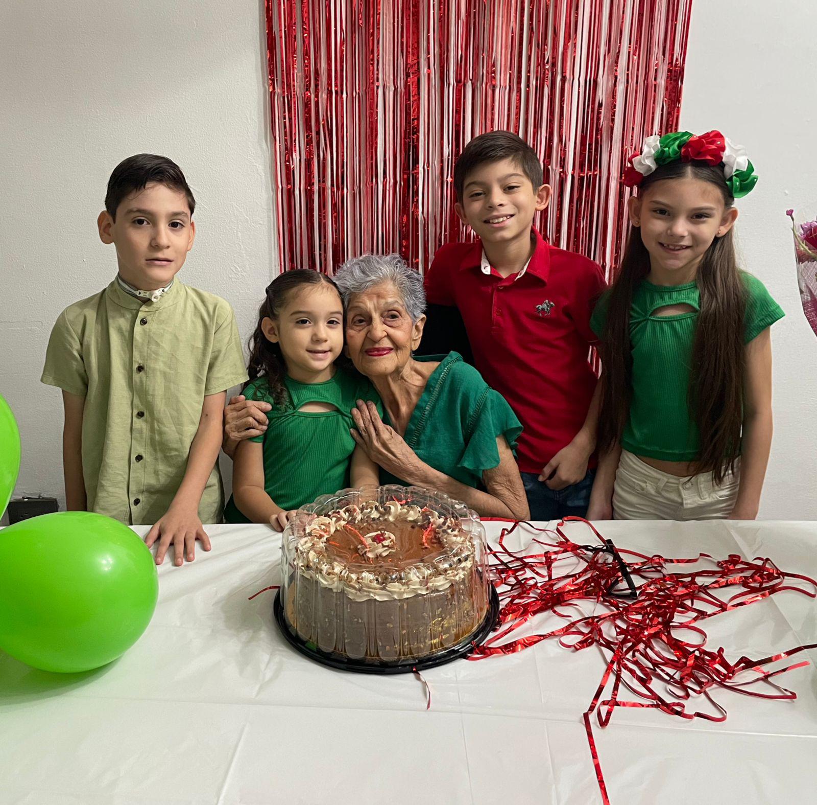 $!Acompañada de sus bisnietos Carlos, Isabella, Orlando y Nicole.