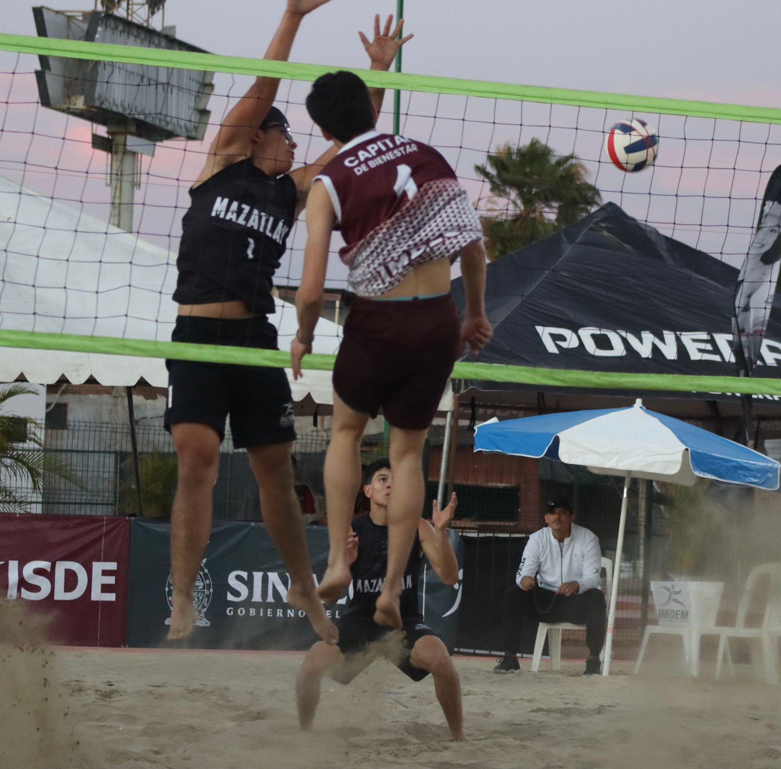 $!Inician Aby Rodríguez e Ivette Carrillo con el pie derecho el estatal de voleibol de playa