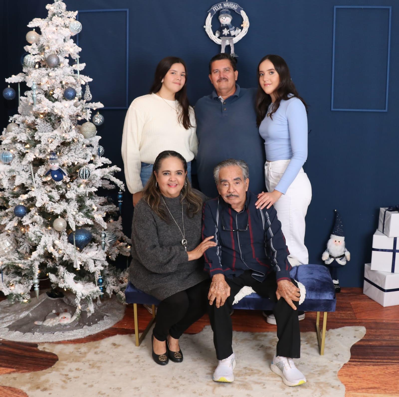 $!Karol María Verdugo Sarabia, José Guadalupe Verdugo Chávez,Lidia Oralia Verdugo Sarabia, Lidia Oralia Sarabia Abraján y Fortunato Sarabia Villanueva.