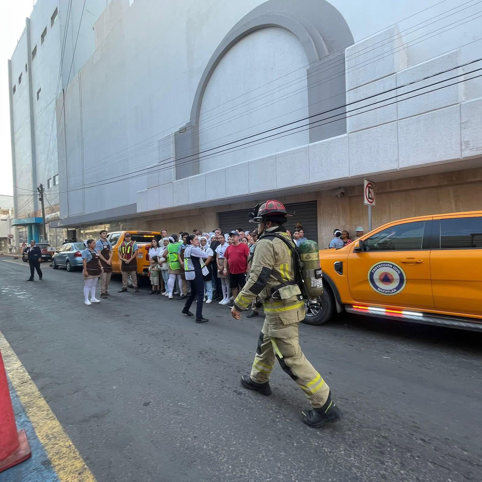 $!Realizan simulacro de incendio coordinado en restaurante Panamá en el Centro de Mazatlán