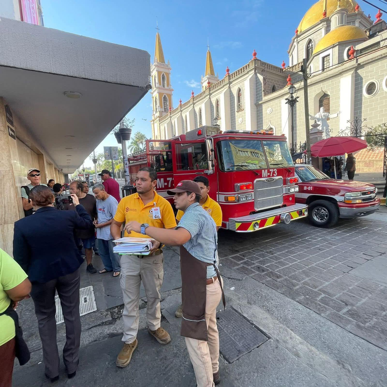 $!Realizan simulacro de incendio coordinado en restaurante Panamá en el Centro de Mazatlán