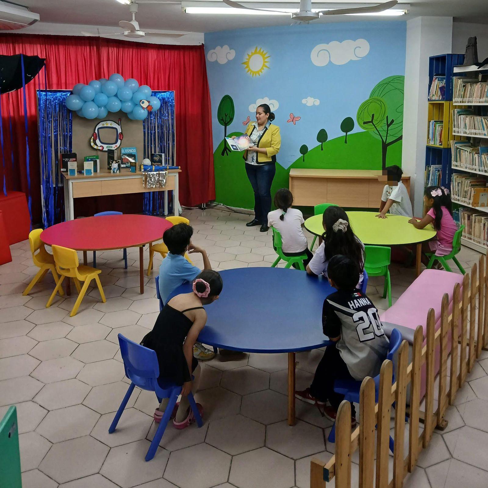 $!la bibliotecaria Karime Aglaed Tiznado llevó a los pequeños a un fascinante recorrido por el Universo.