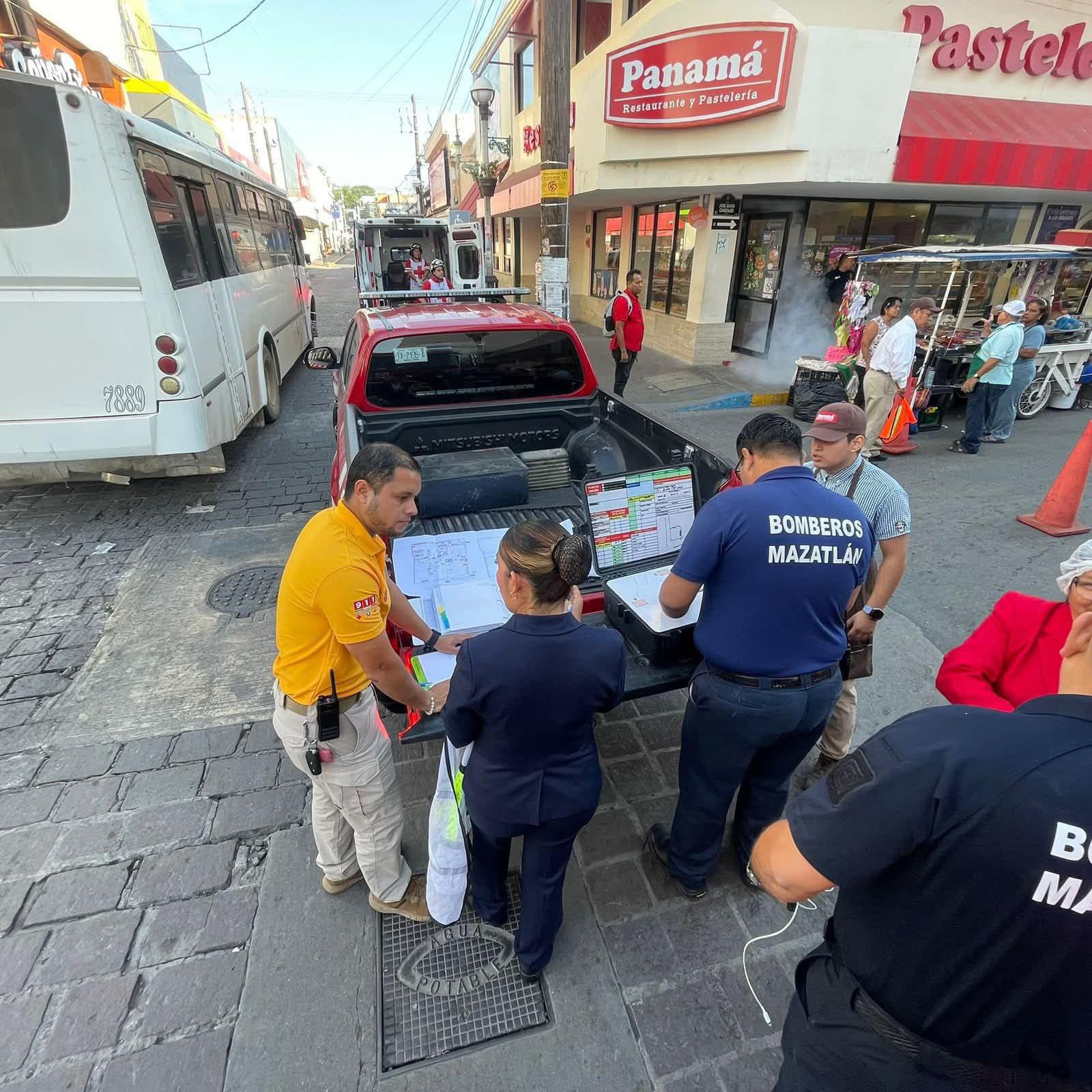 $!Realizan simulacro de incendio coordinado en restaurante Panamá en el Centro de Mazatlán