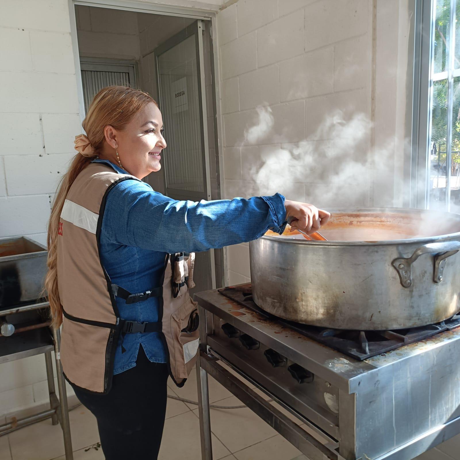$!Comedor comunitario de la Sebides alimenta a jornaleros agrícolas en Isla del Bosque