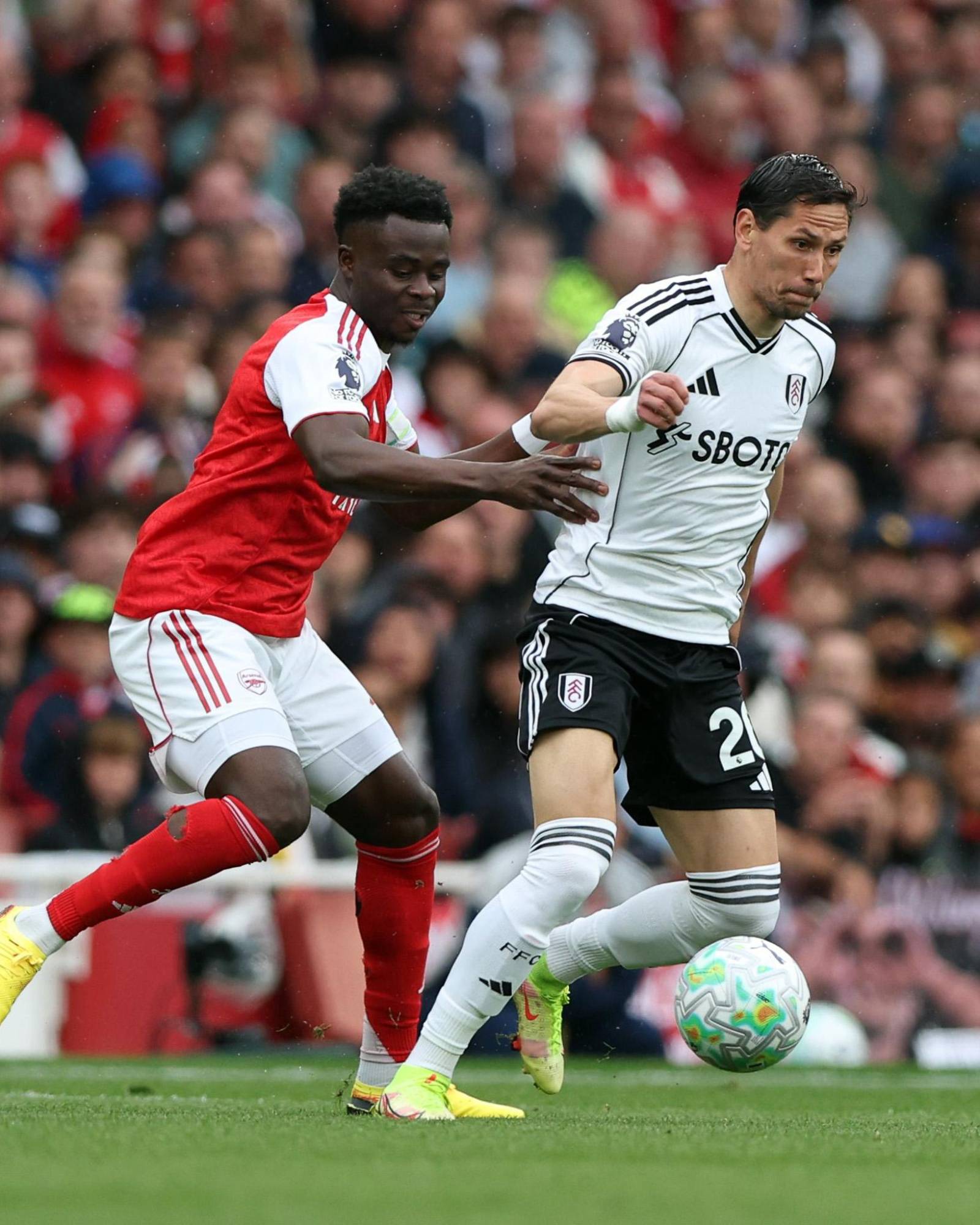 $!Arsenal golea al Fulham de Raúl Jiménez y se afianza en la cima