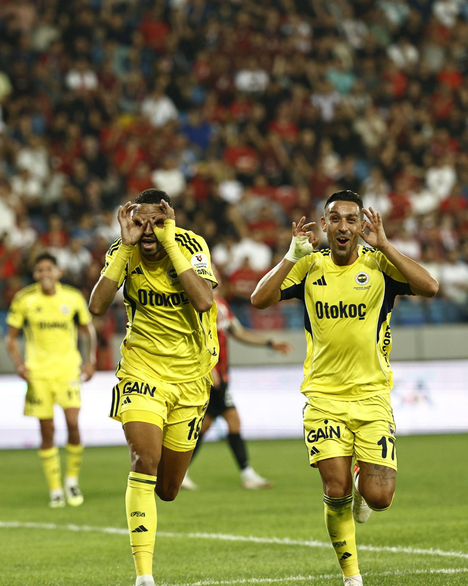 $!Edson Álvarez debuta con triunfo y Fenerbahce respira tras salida de Mourinho