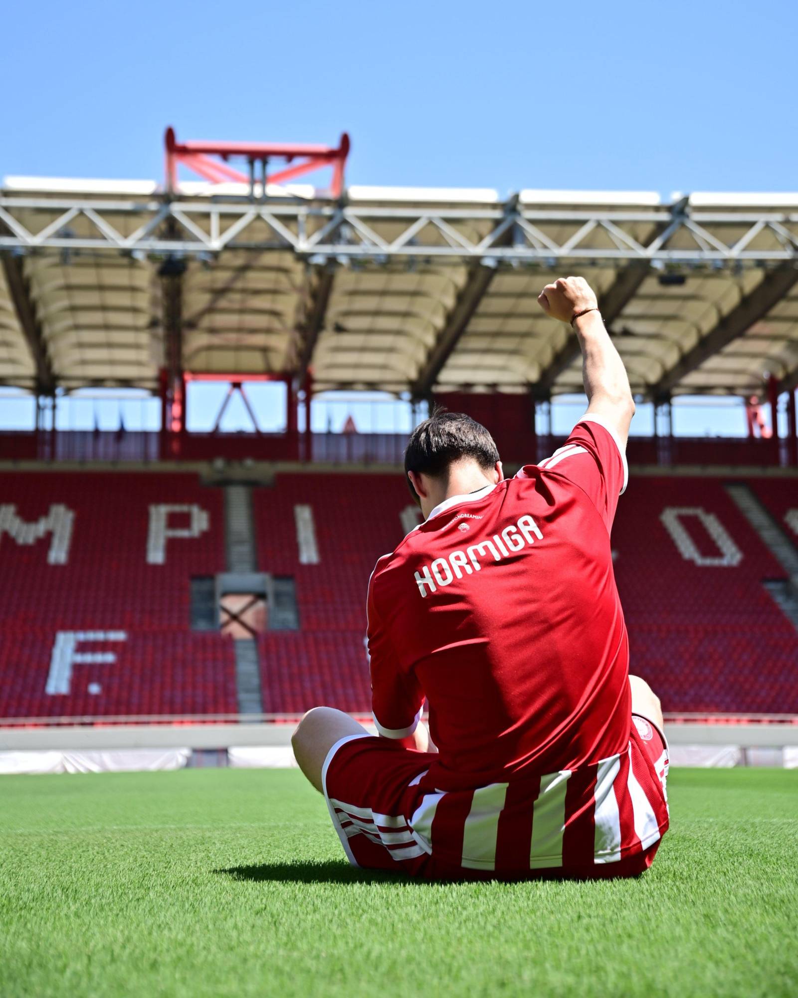$!Hormiga González deja a Chivas y da el salto al futbol europeo con Olympiacos
