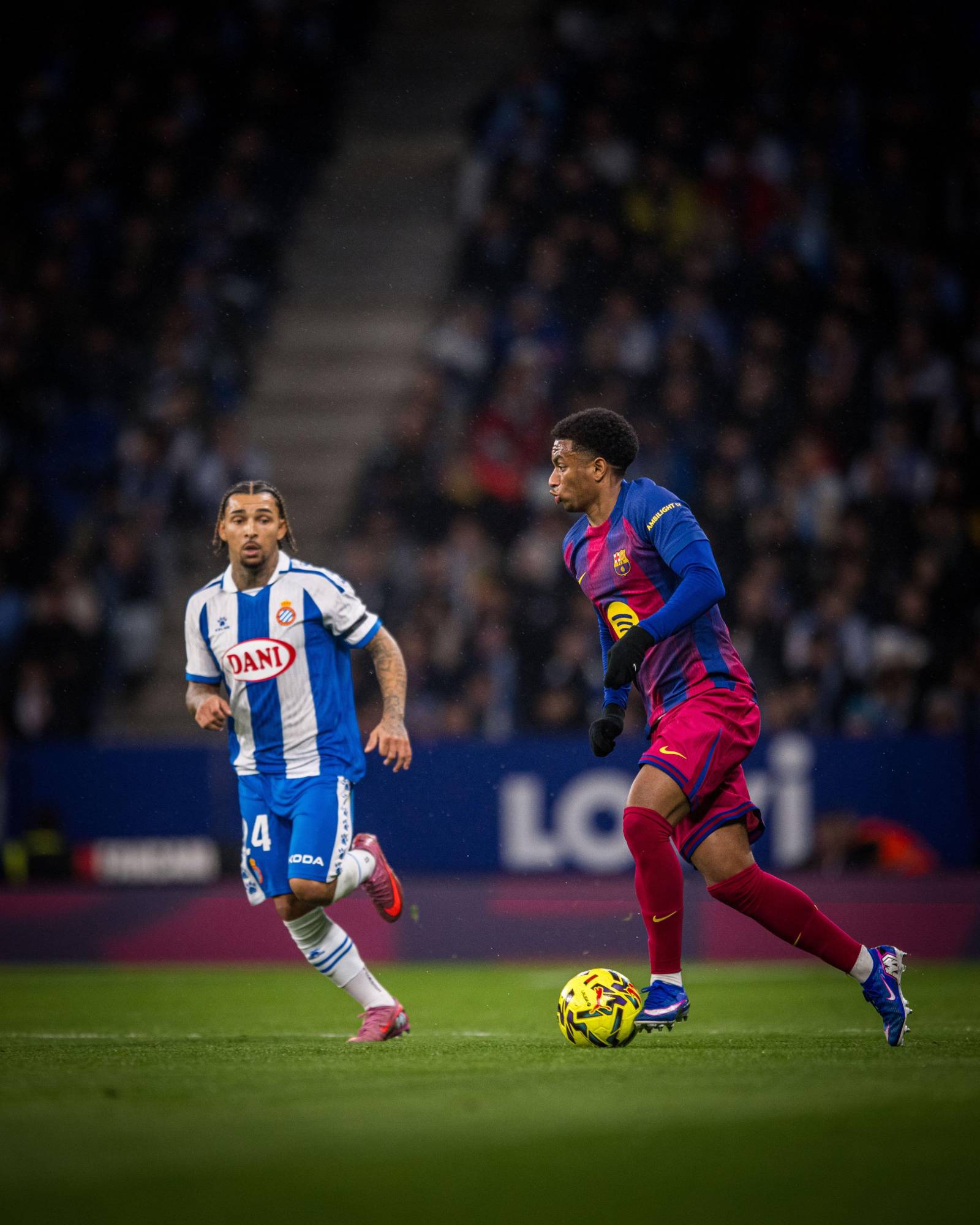 $!Joan García resiste la hostilidad en Cornellà y guía al Barcelona al triunfo en el derbi catalán