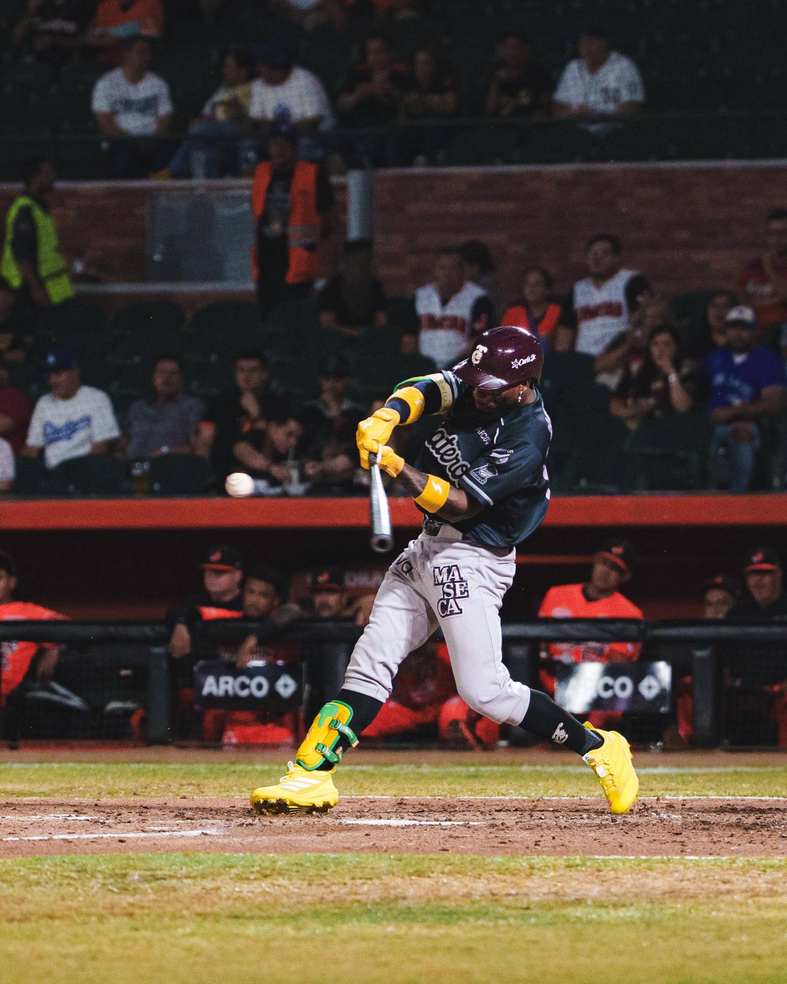 $!Tomateros caen en extrainnings y Naranjeros empatan la serie en Hermosillo