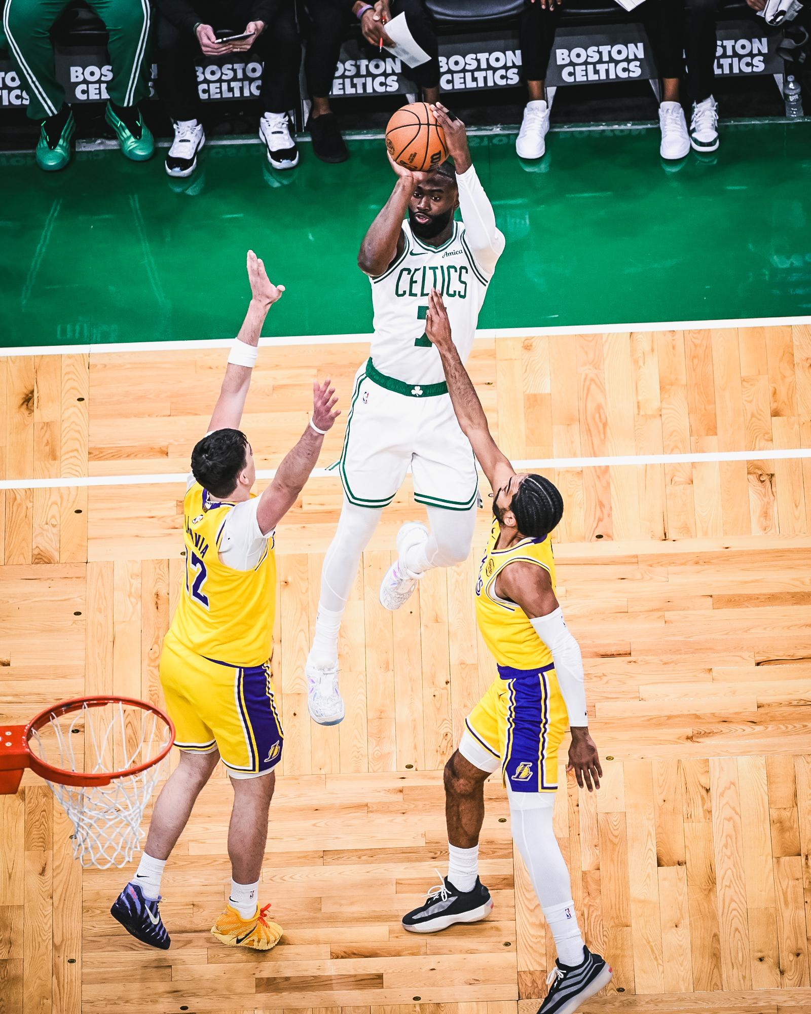 $!Los Celtics castigan a los Lakers con lluvia de triples y se imponen 126-105