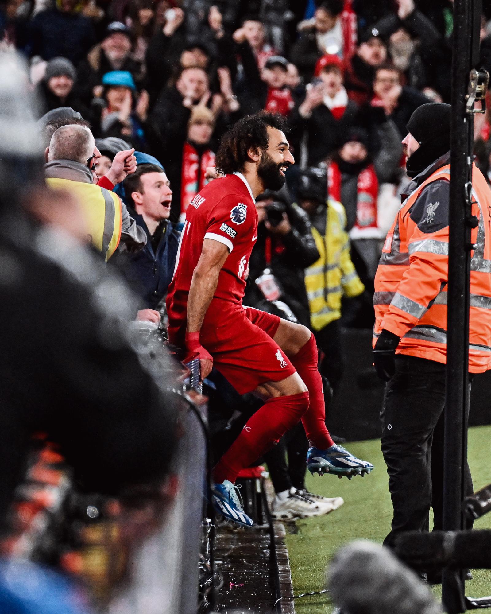$!Mohamed Salah deja al Liverpool líder