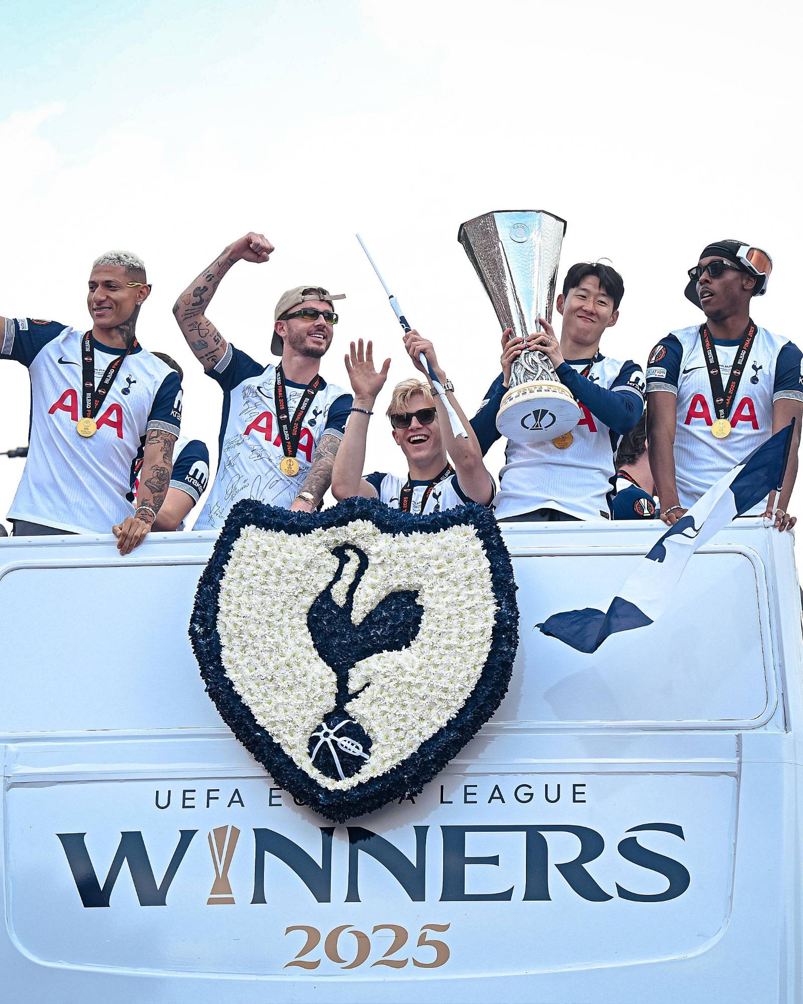$!Tottenham celebra su título de la Liga Europa en las calles de Londres
