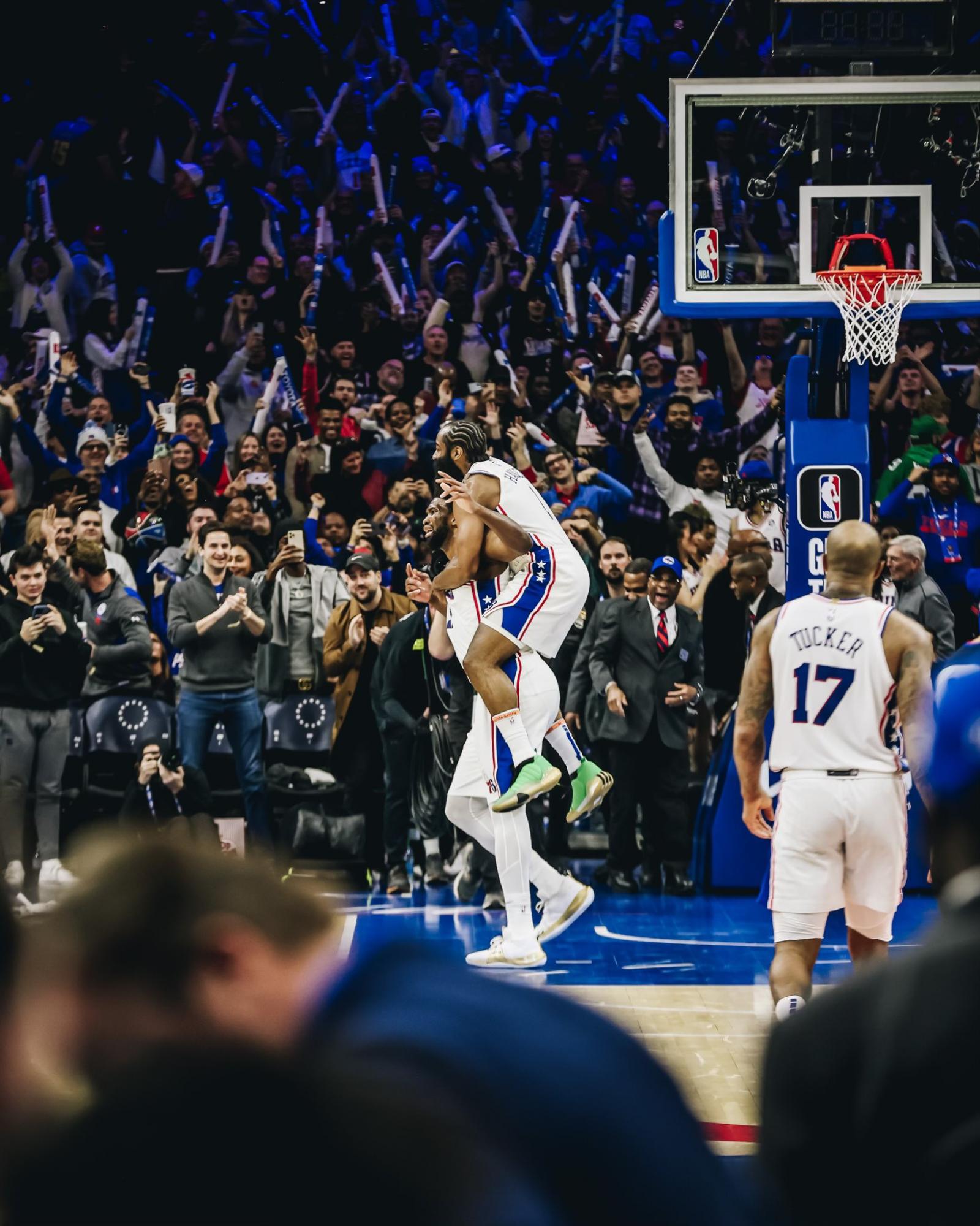 $!Joel Embiid funde a Nikola Jokic con 47 puntos y los Sixers remontan a los Nuggets