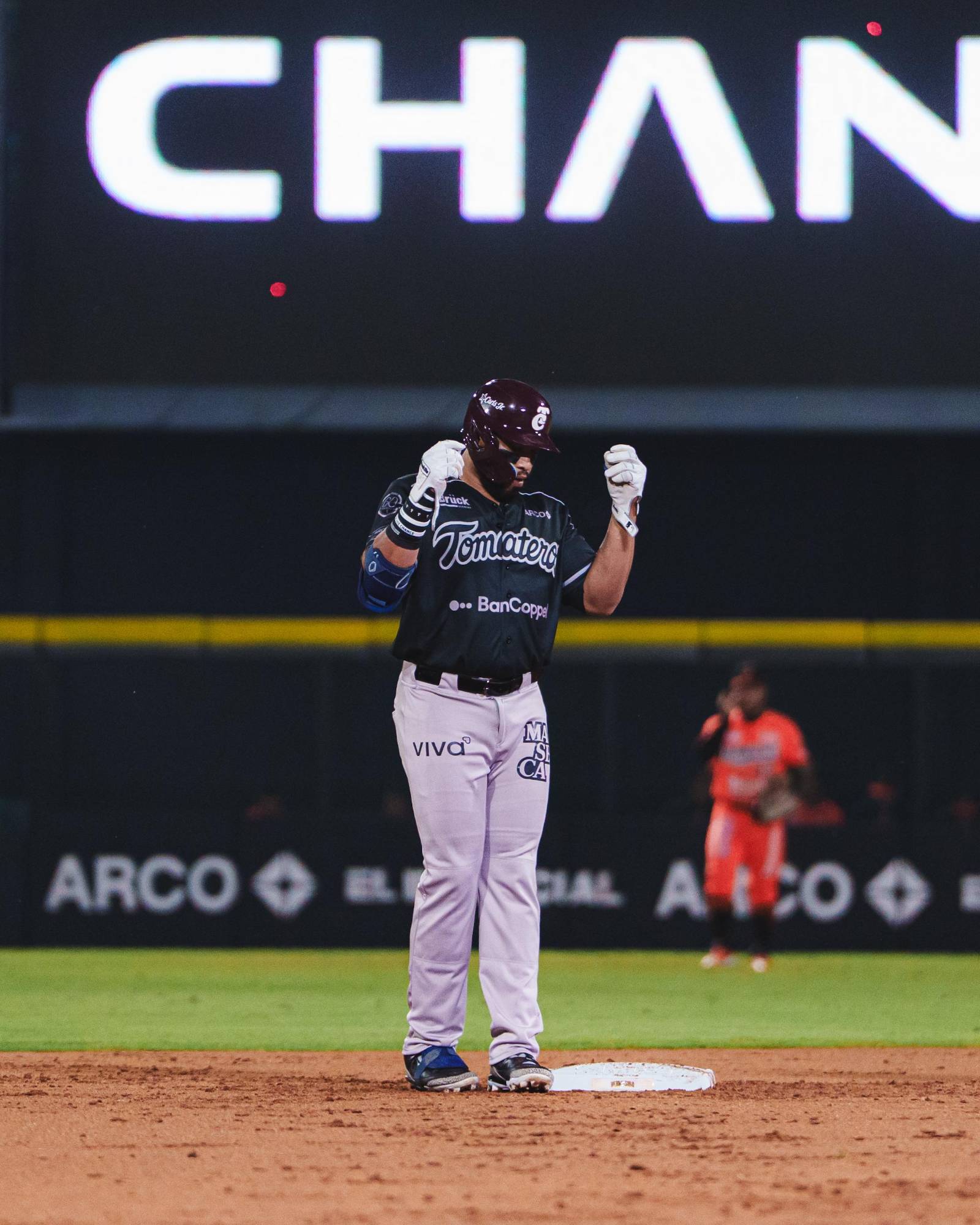 $!Tomateros caen en extrainnings y Naranjeros empatan la serie en Hermosillo