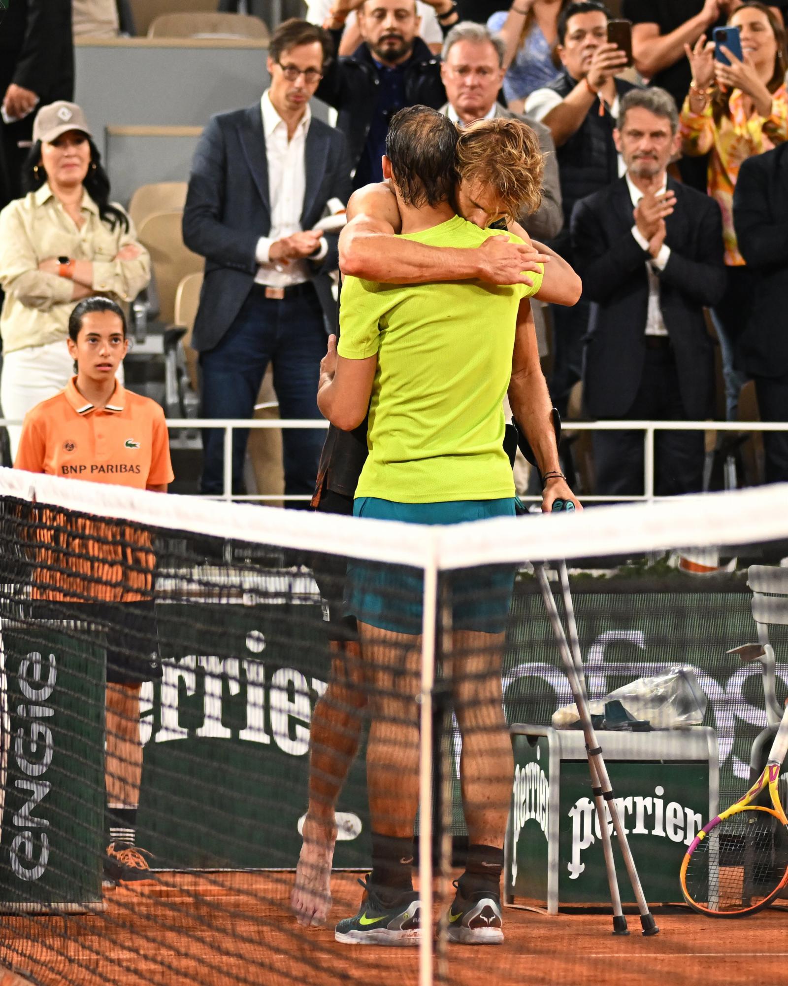 $!Zverev se lesiona y sale en silla de ruedas; Nadal va a la final de Roland Garros