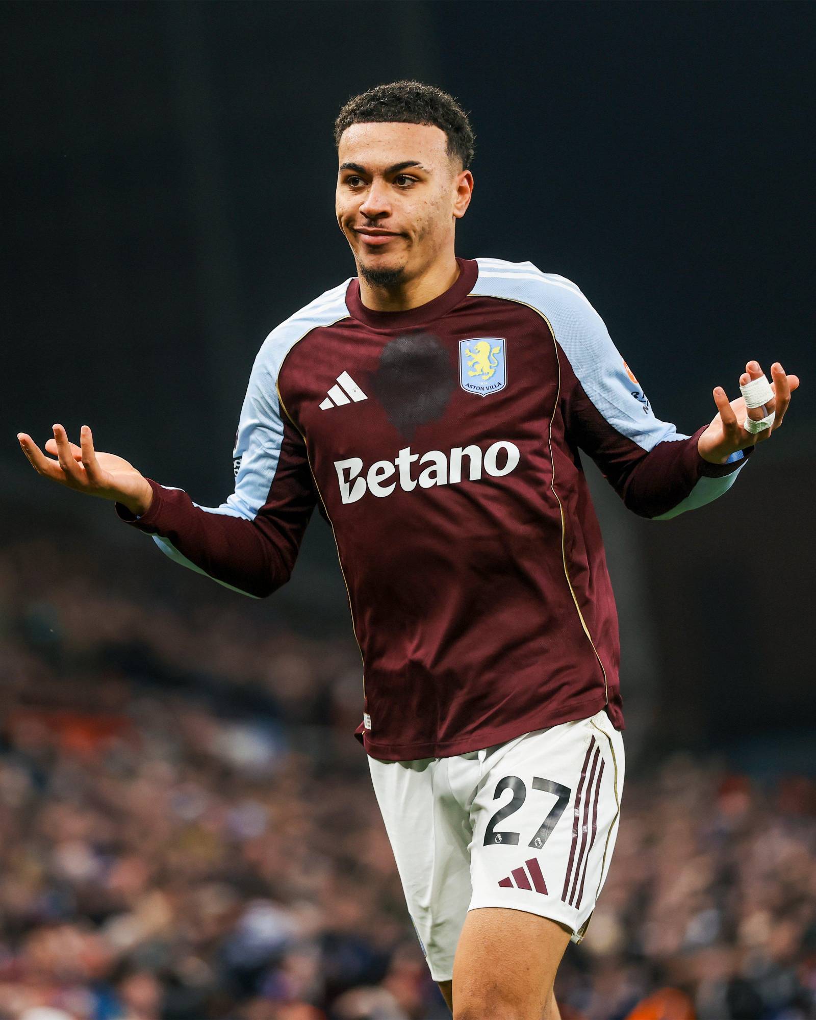 $!Aston Villa derrota al Manchester United con doblete de Morgan Rogers