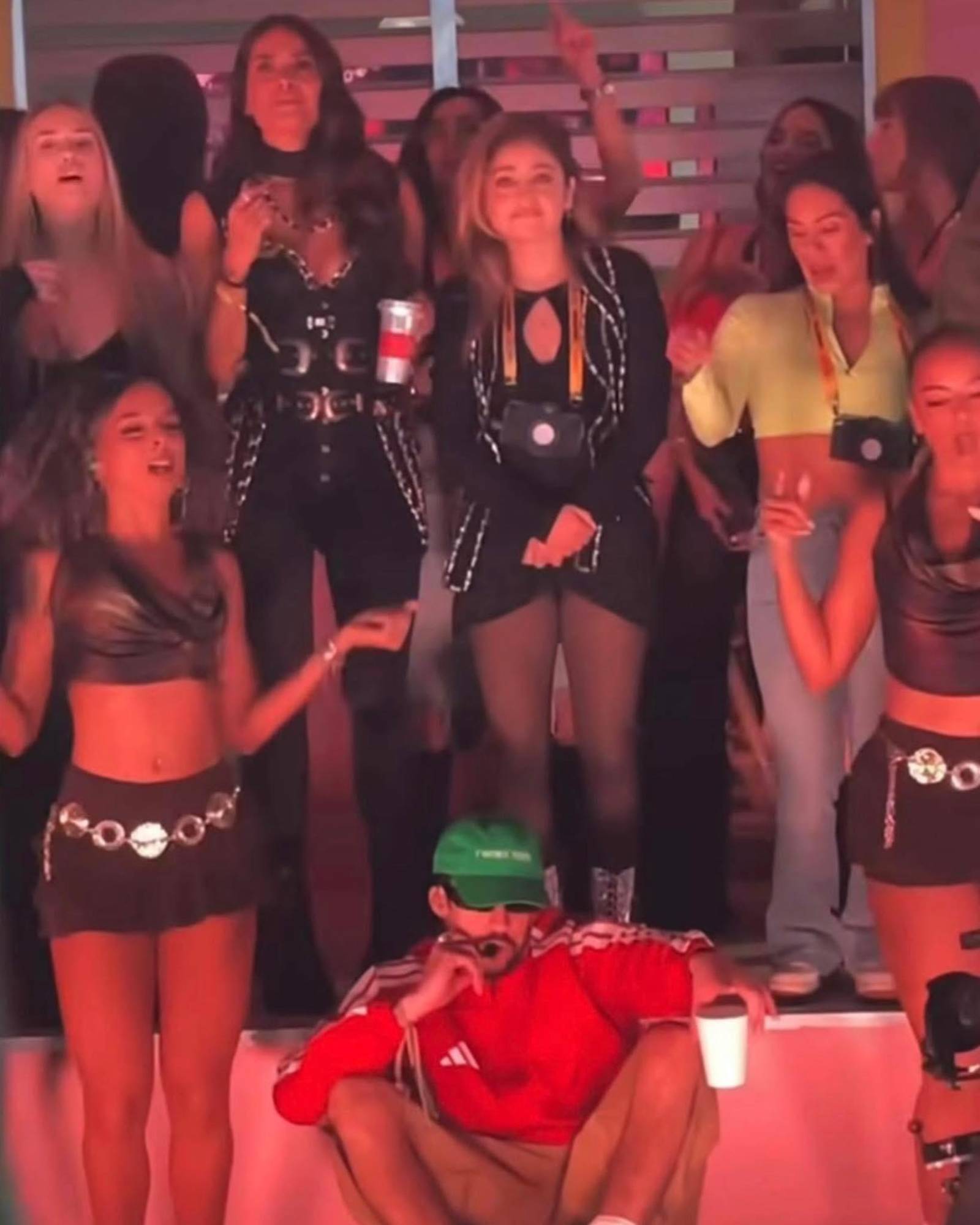 $!Galilea Montijo, Karol Sevilla y Luisito Comunica fueron invitados a La Casita durante el tercer concierto de Bad Bunny en México.