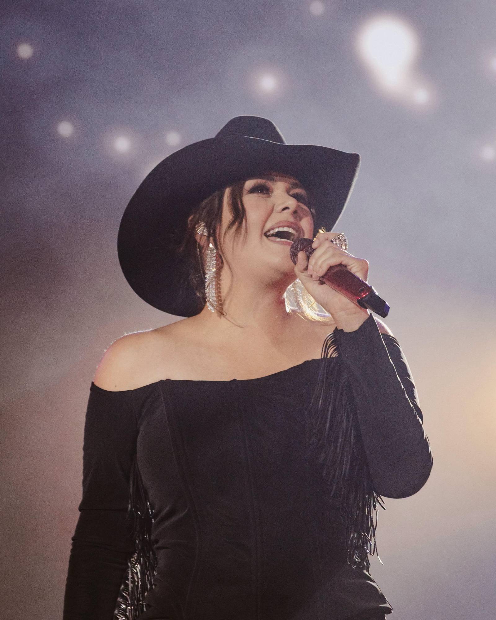 $!La cantante ofreció un recorrido por sus éxitos.