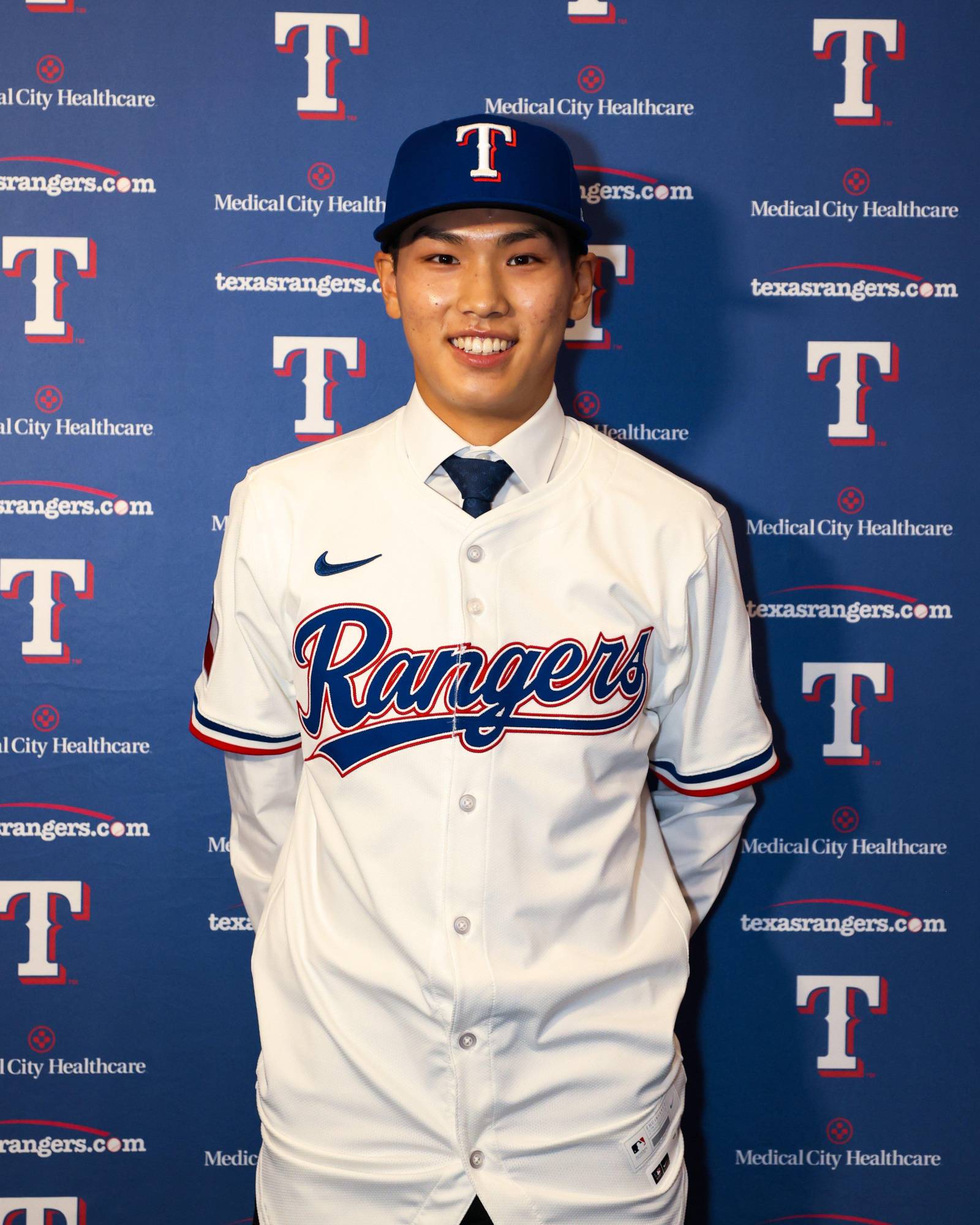 $!Rangers firman al lanzador/bateador coreano de escuela secundaria, Seong-Jun Kim