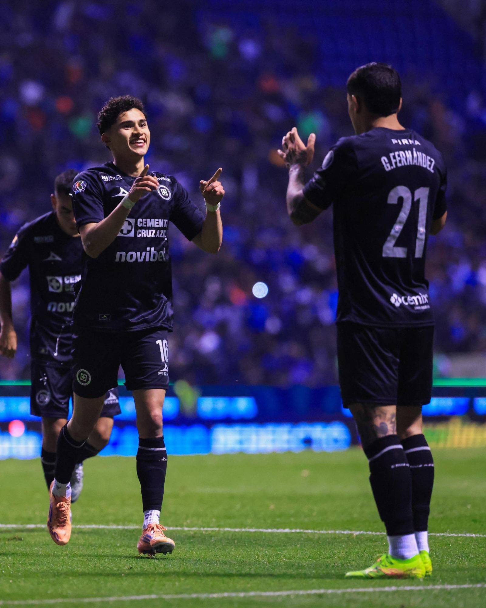 $!Cruz Azul vence a Puebla y se adueña del liderato del Apertura 2025