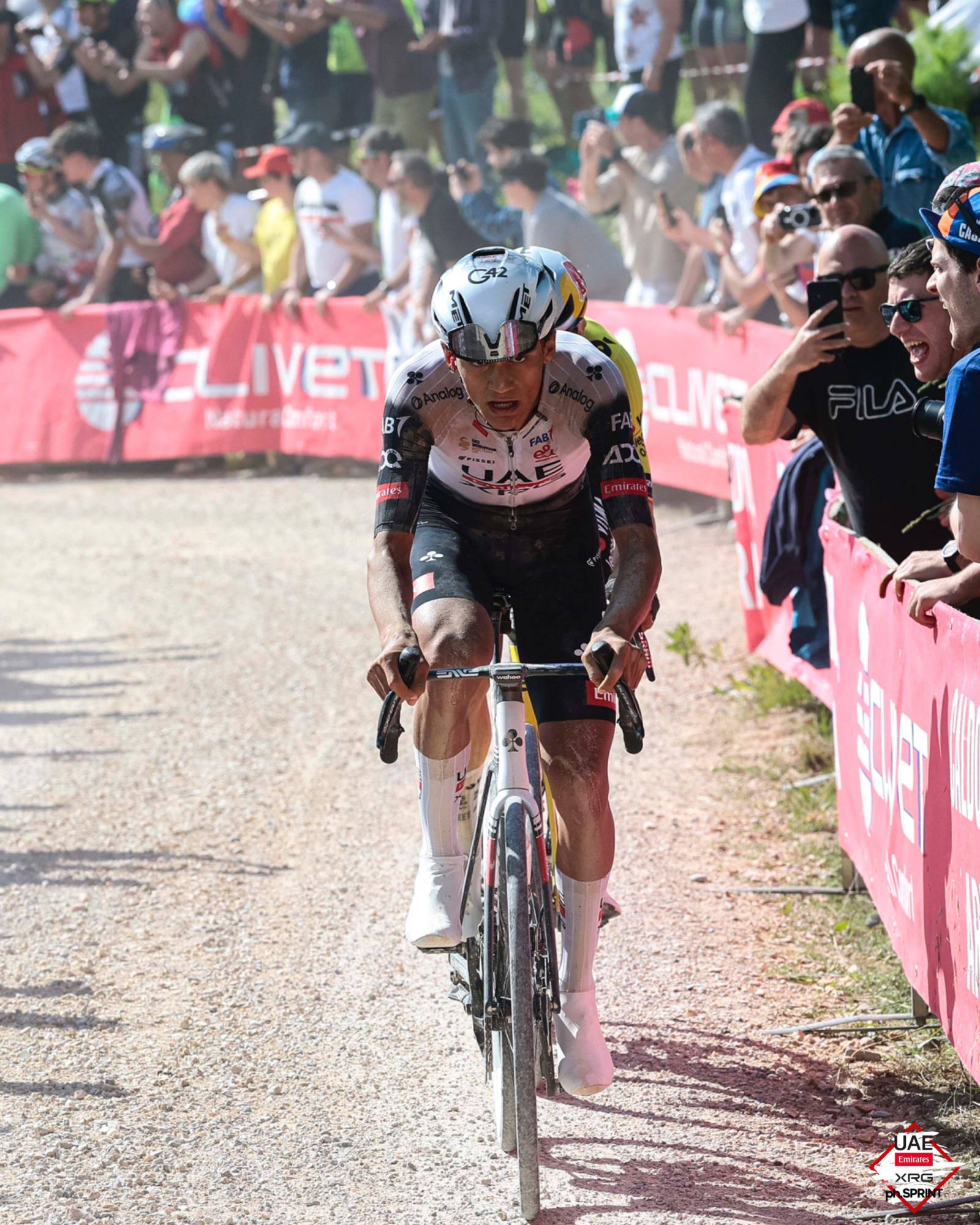 $!Isaac del Toro hace historia en el Giro de Italia y viste la maglia rosa de líder