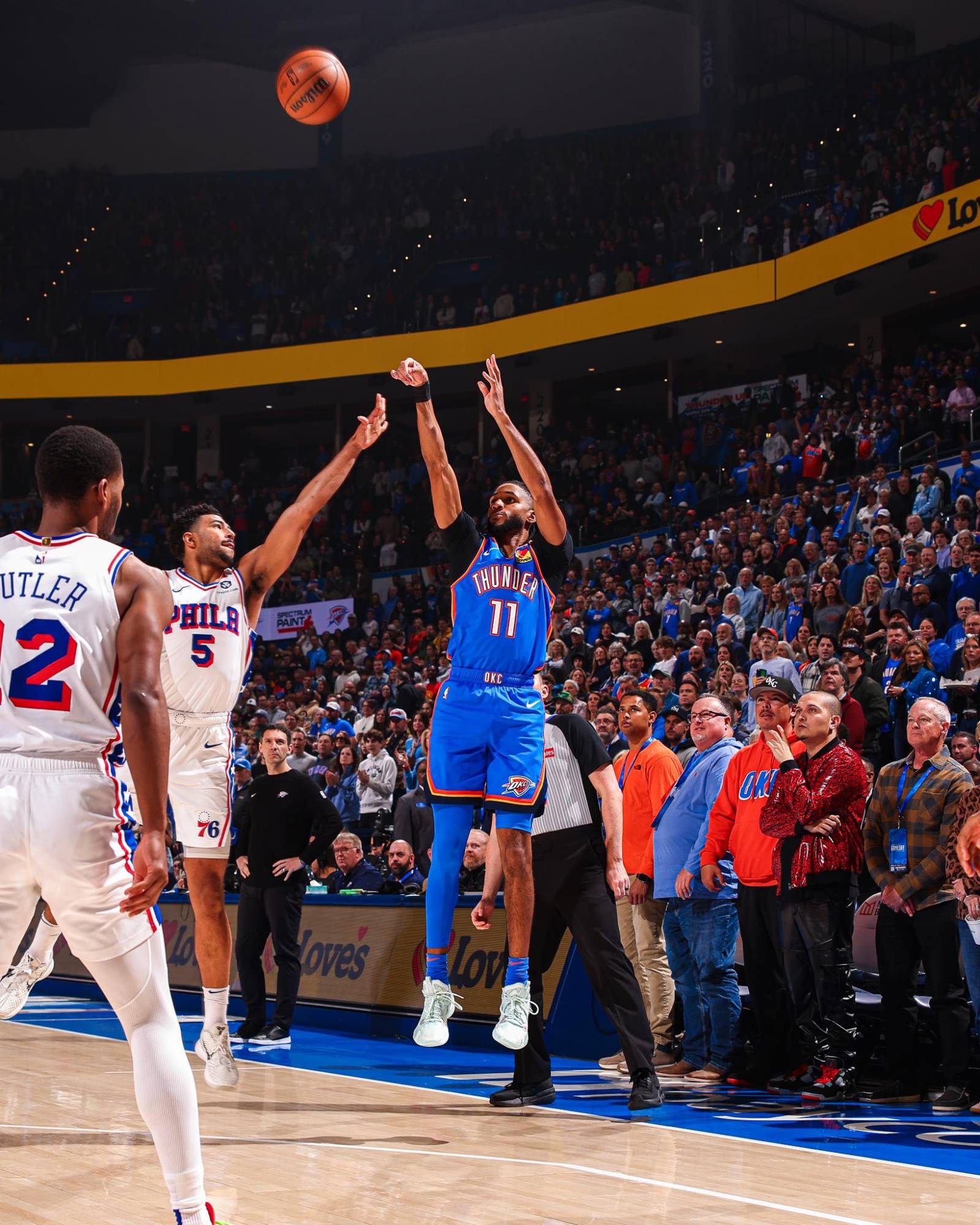 $!El Thunder domina a 76ers con un contundente 133-100