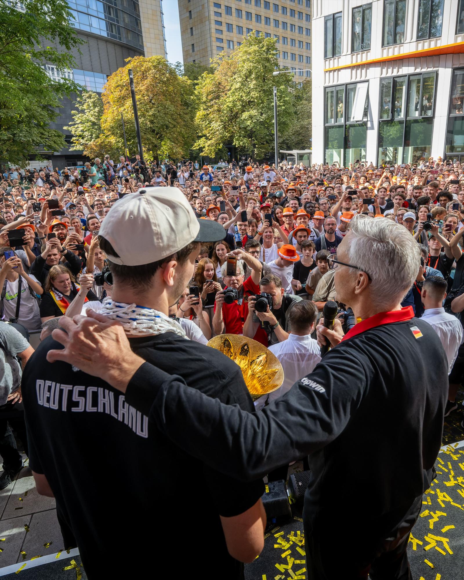 $!La Alemania campeona del mundo es recibida en Fráncfort por autoridades y aficionados