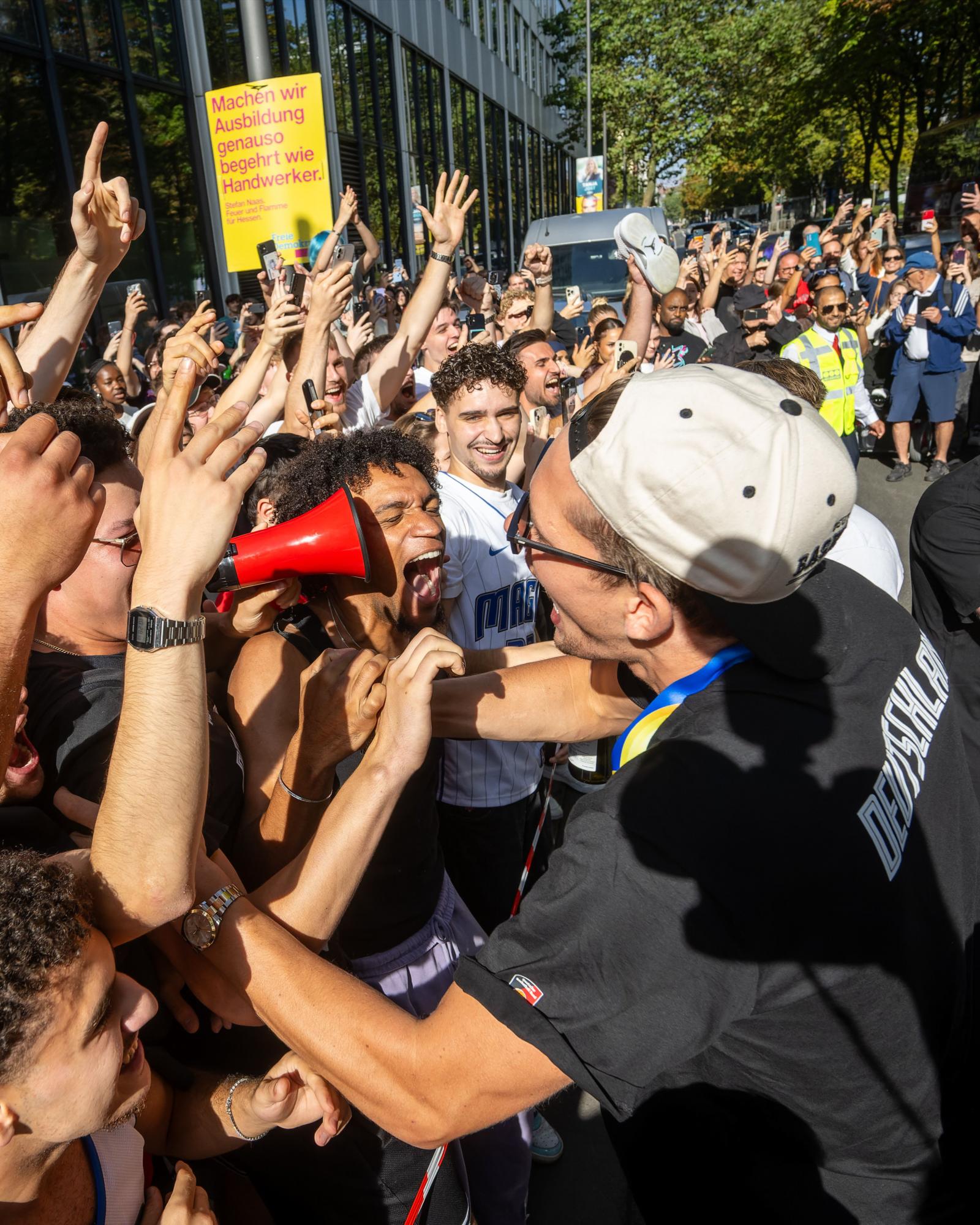 $!La Alemania campeona del mundo es recibida en Fráncfort por autoridades y aficionados