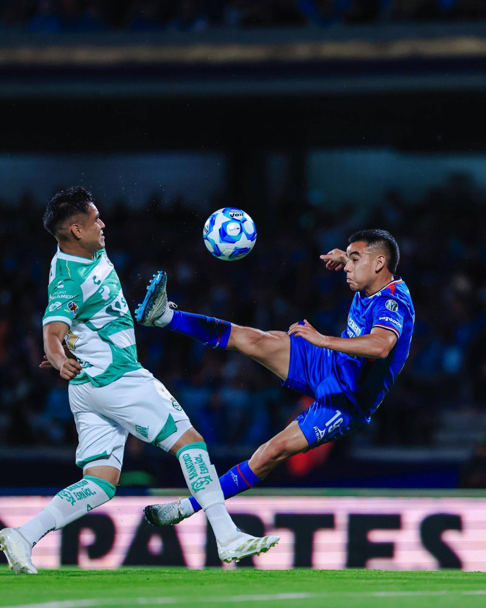 $!El ‘Toro’ embiste en su regreso: Gabriel Fernández da el triunfo a Cruz Azul ante Santos